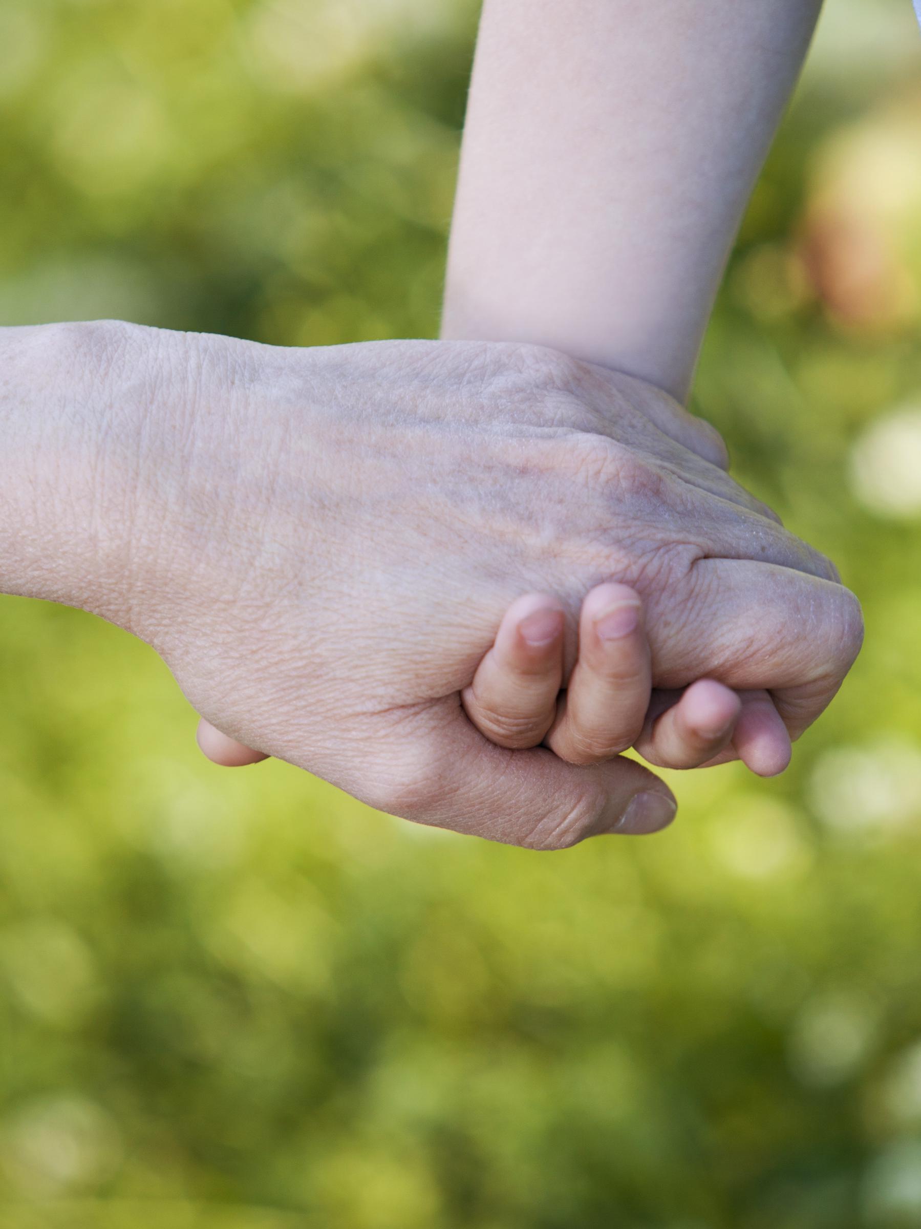 A woman holding her child's hand | Source: Freepik