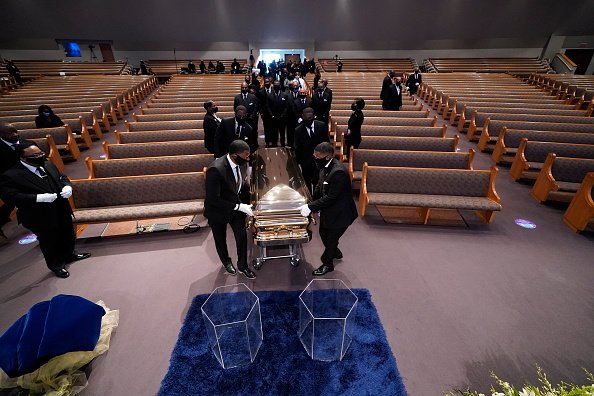 The casket bearing the remains of George Floyd is brought into the chapel for his funeral service at the Fountain of Praise church June 9, 2020 in Houston, Texas | Photo: Getty Images 