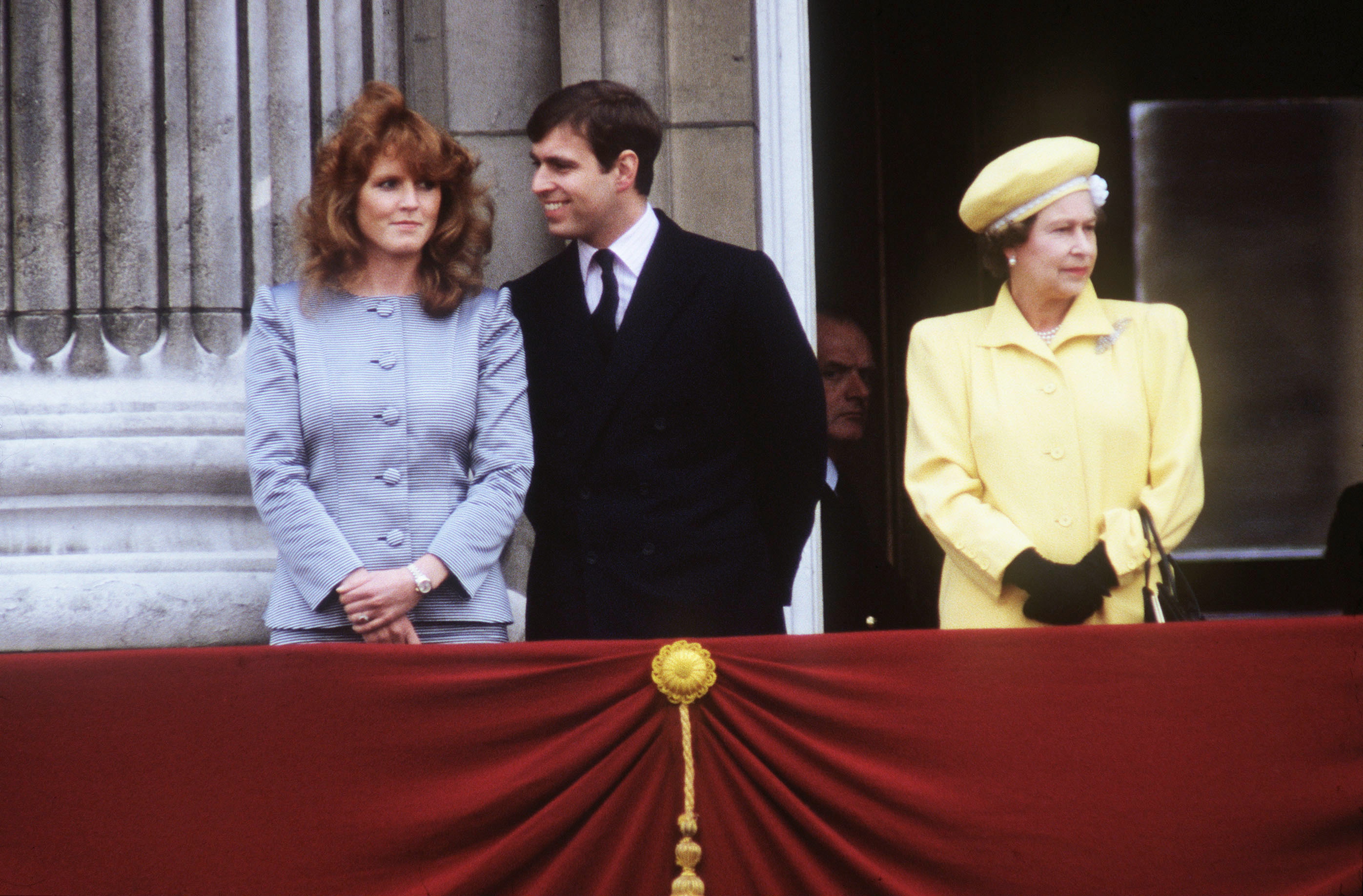Sarah Ferguson, Andrew Mountbatten-Windsor, and Queen Elizabeth II on the balcony at Buckingham Palace for the Queen's 60th birthday celebrations on April 21, 1986. | Source: Getty Images