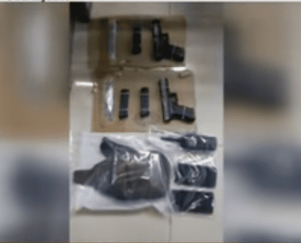 Armas de fuego y teléfonos celulares hallados en el vehículo de Alejandro Alaníz Muñoz. | Fuente: YouTube / MILENIO 