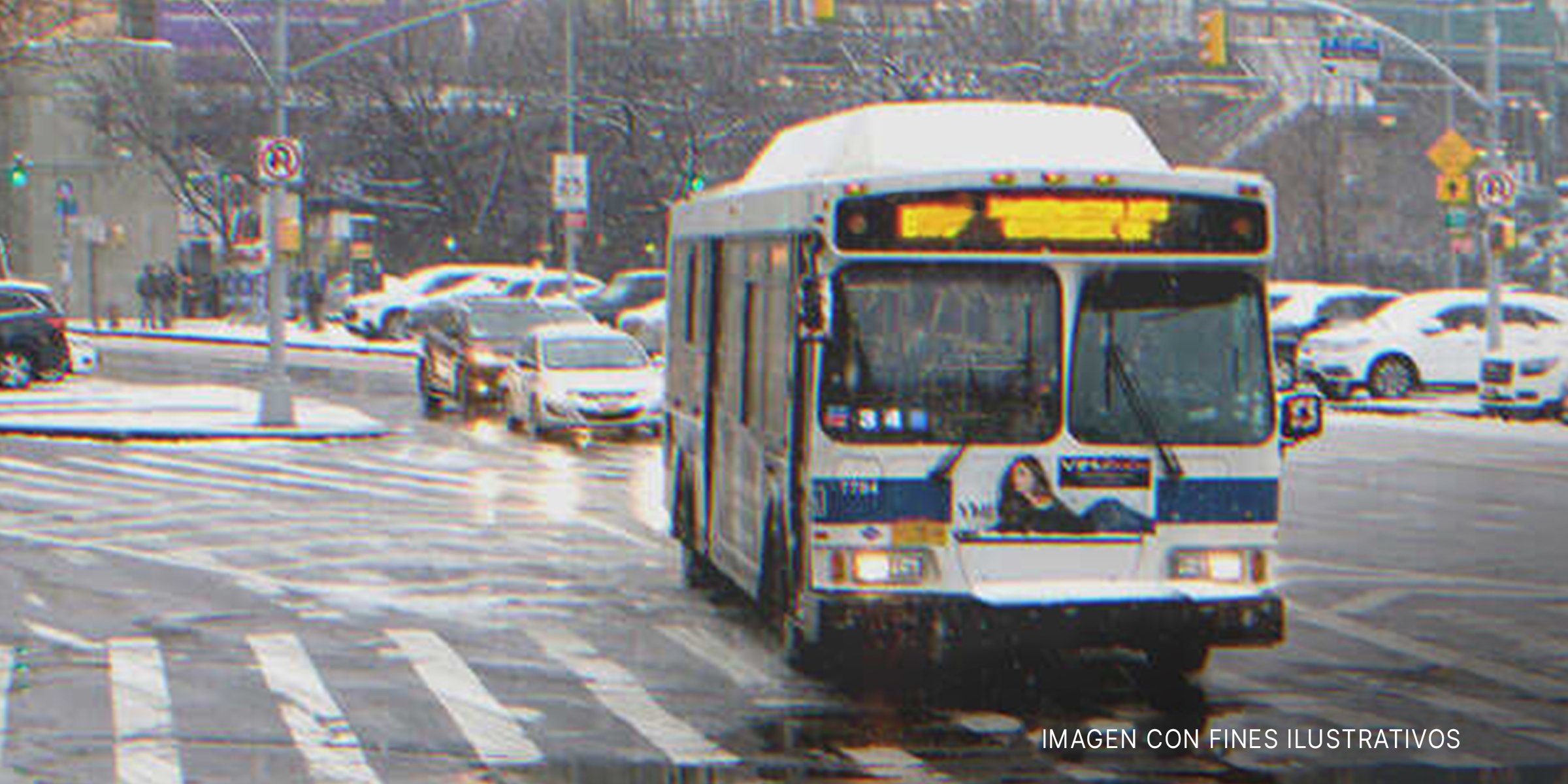 Un autobús cruzando un paso de peatones mientras llueve. | Foto: Shutterstock