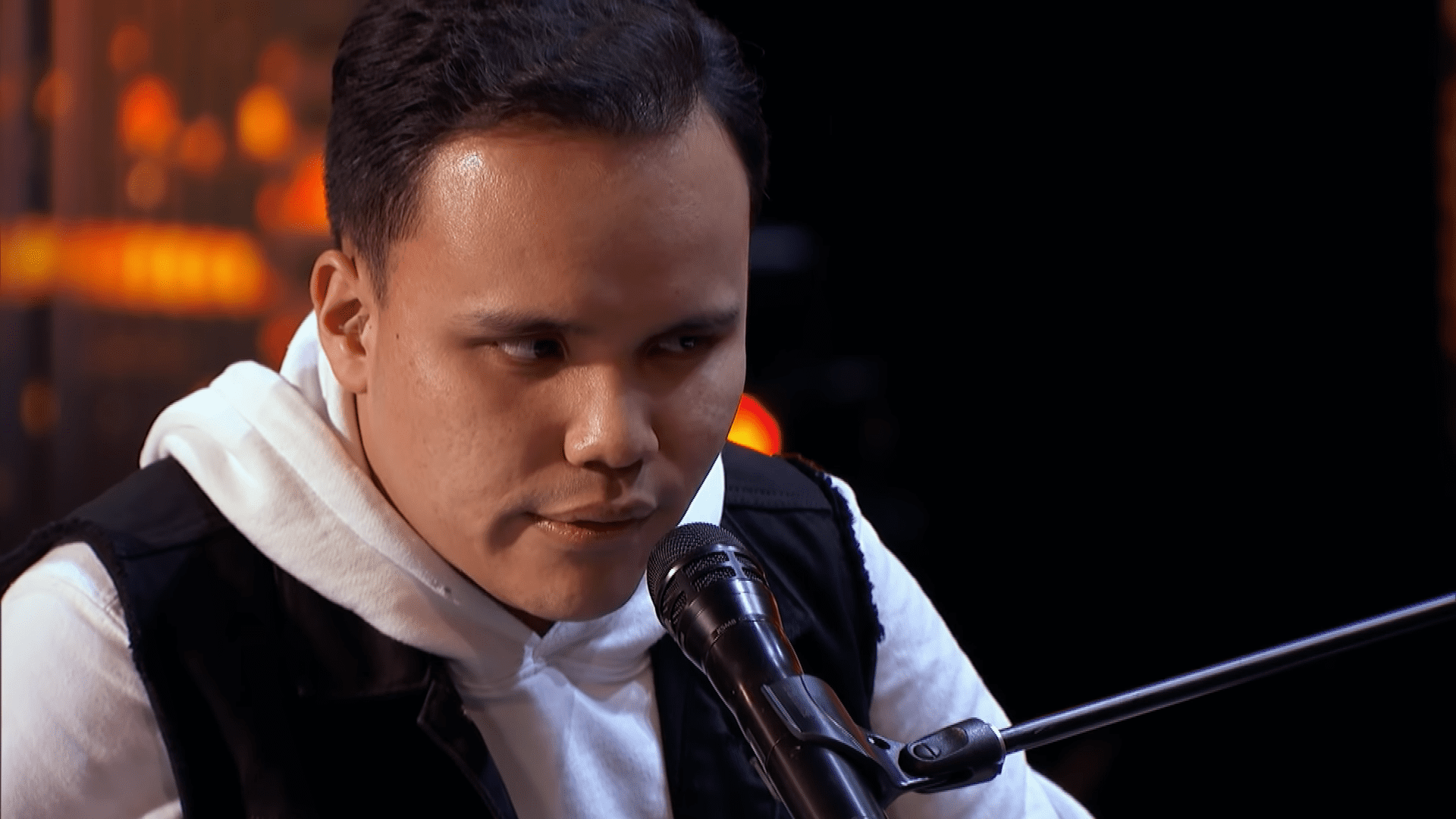 Kodi cantando en tarima │Imagen tomada de: YouTube / America's Got Talent