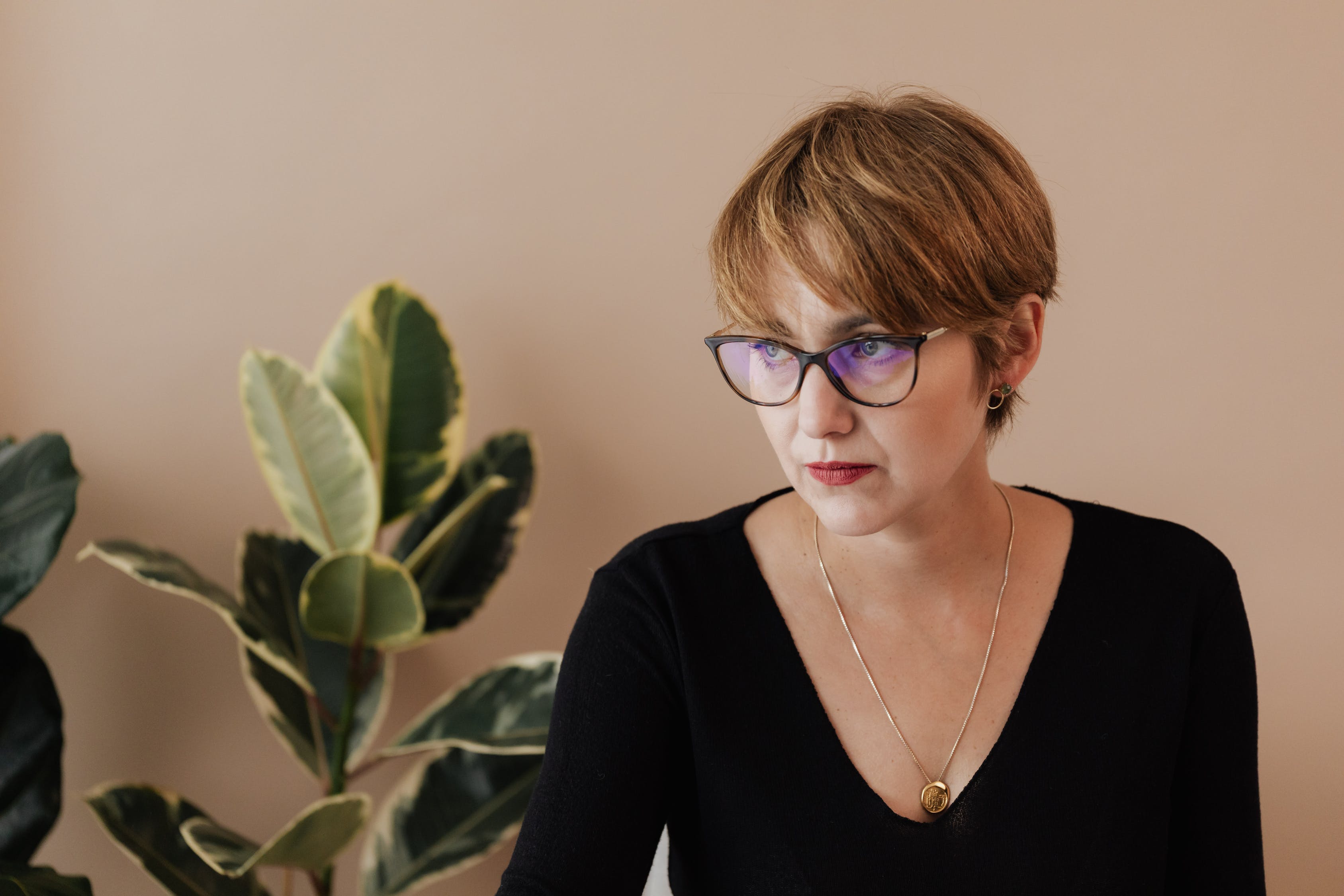Mujer observando hacia un lado mientras utiliza anteojos de pasta. | Foto: Pexels Mujer observando hacia un lado mientras utiliza anteojos de pasta. | Foto: Pexels
