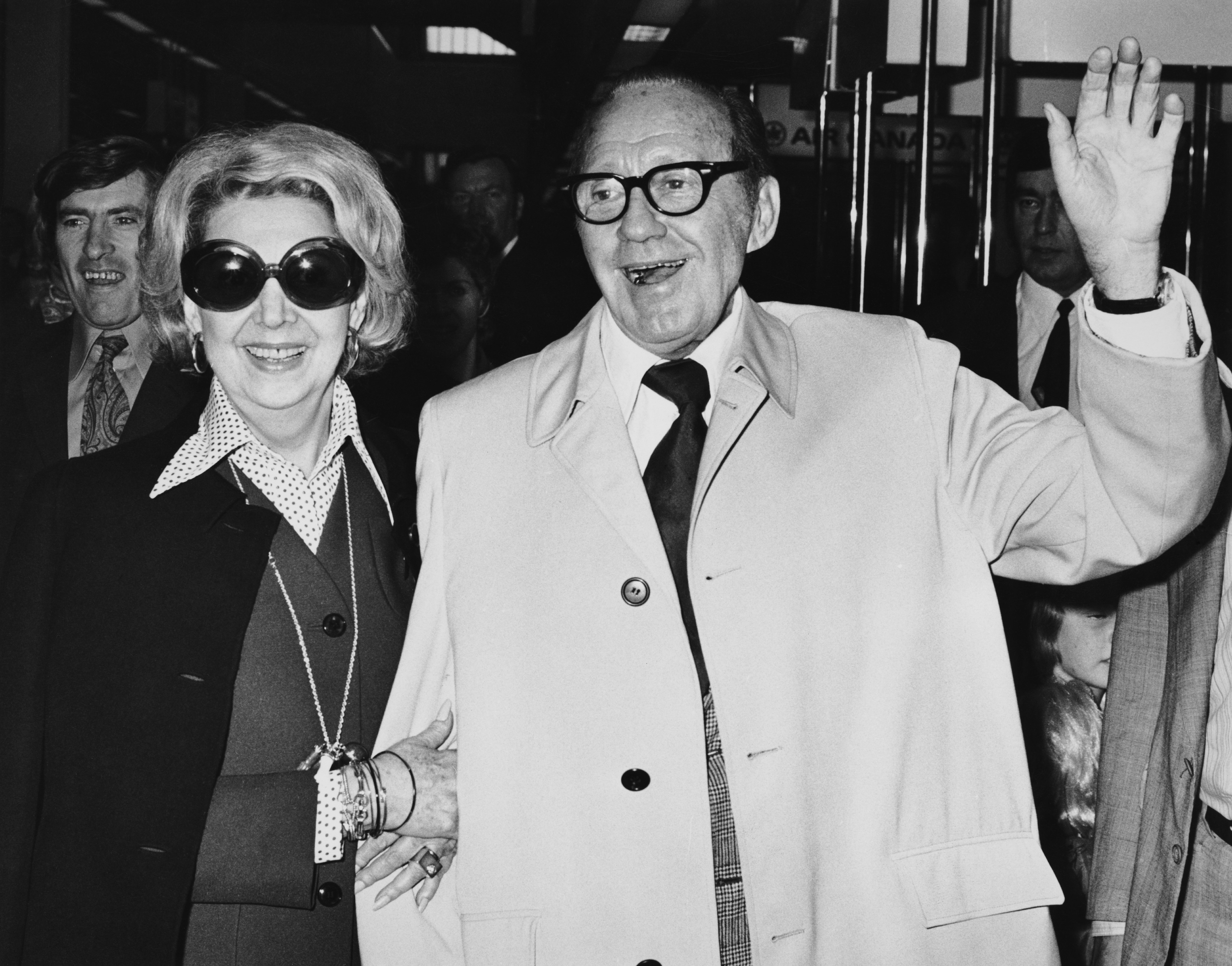 American actor and comedian Jack Benny (1894 - 1974) and his wife, actress Mary Livingstone (1908 - 1983) arrive at London Airport for a stage tour of Britain on June 12, 1973 | Source: Getty Images