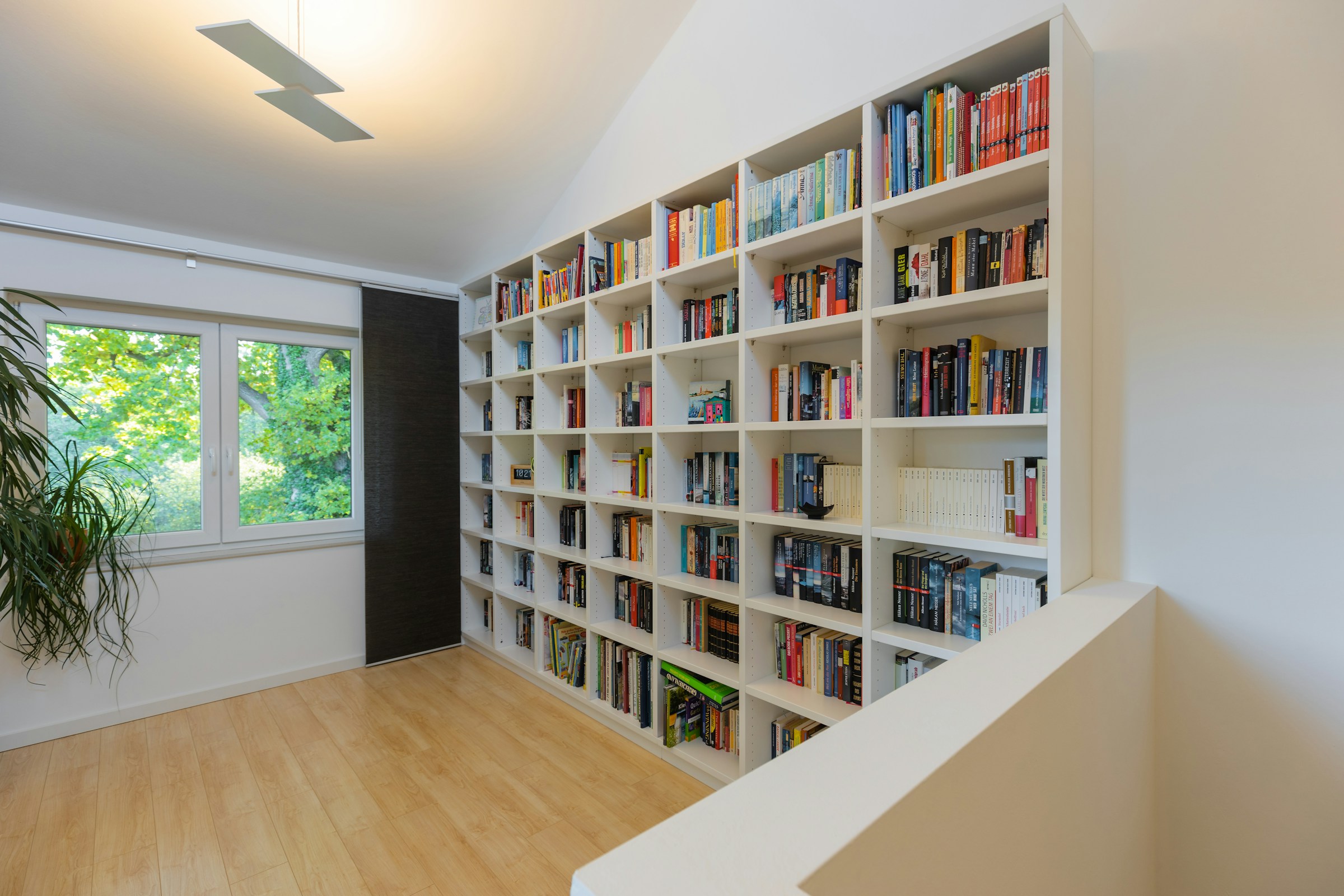 A bookshelf in a house | Source: Unsplash