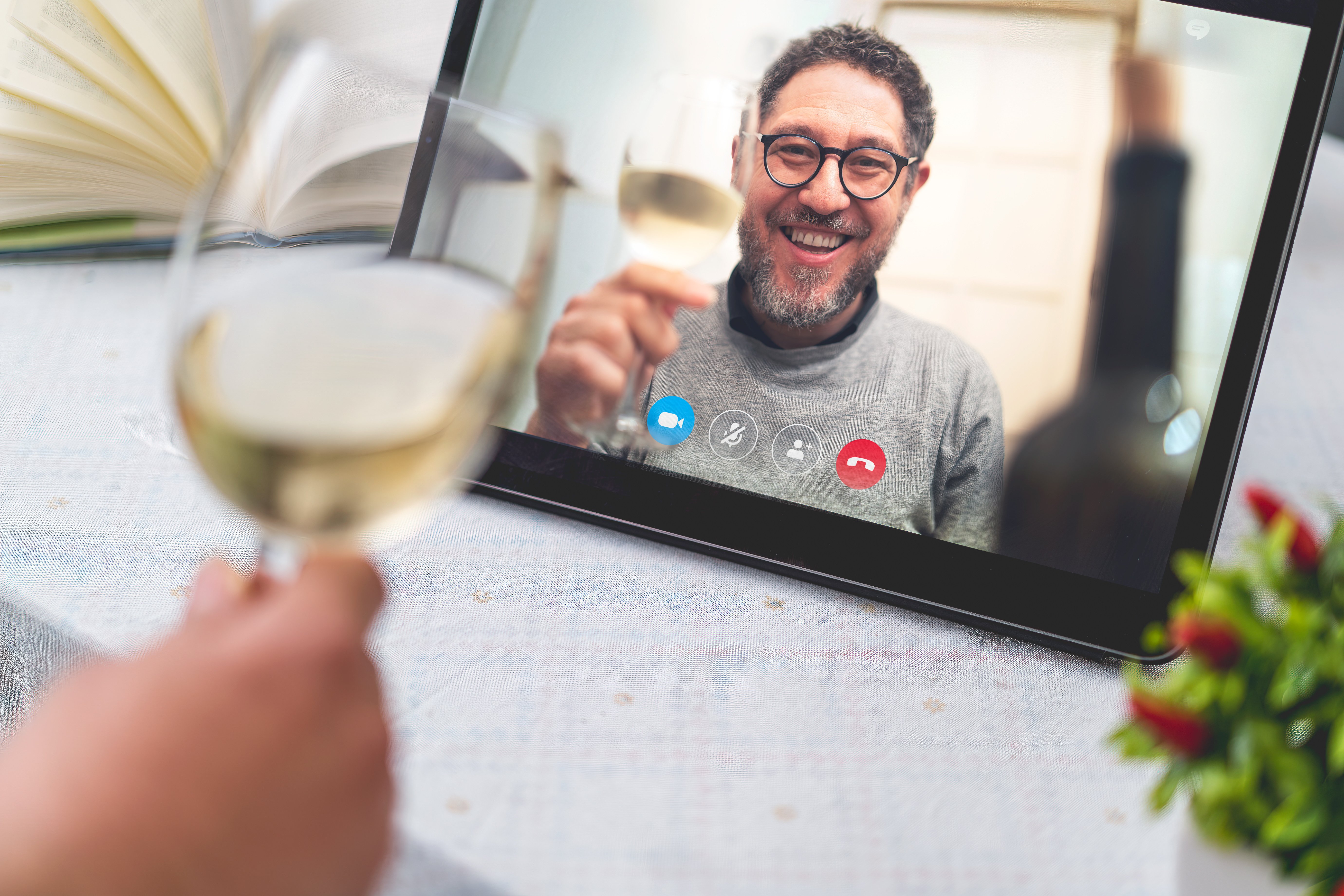 Amigos compartiendo copa de vino por videollamada. | Foto: Shutterstock