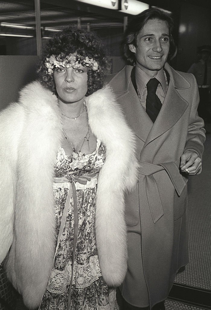 Romy Schneider revient à Paris après avoir épousé son secrétaire particulier Daniel Biasini le 18 décembre 1975. | Photo : Getty Images