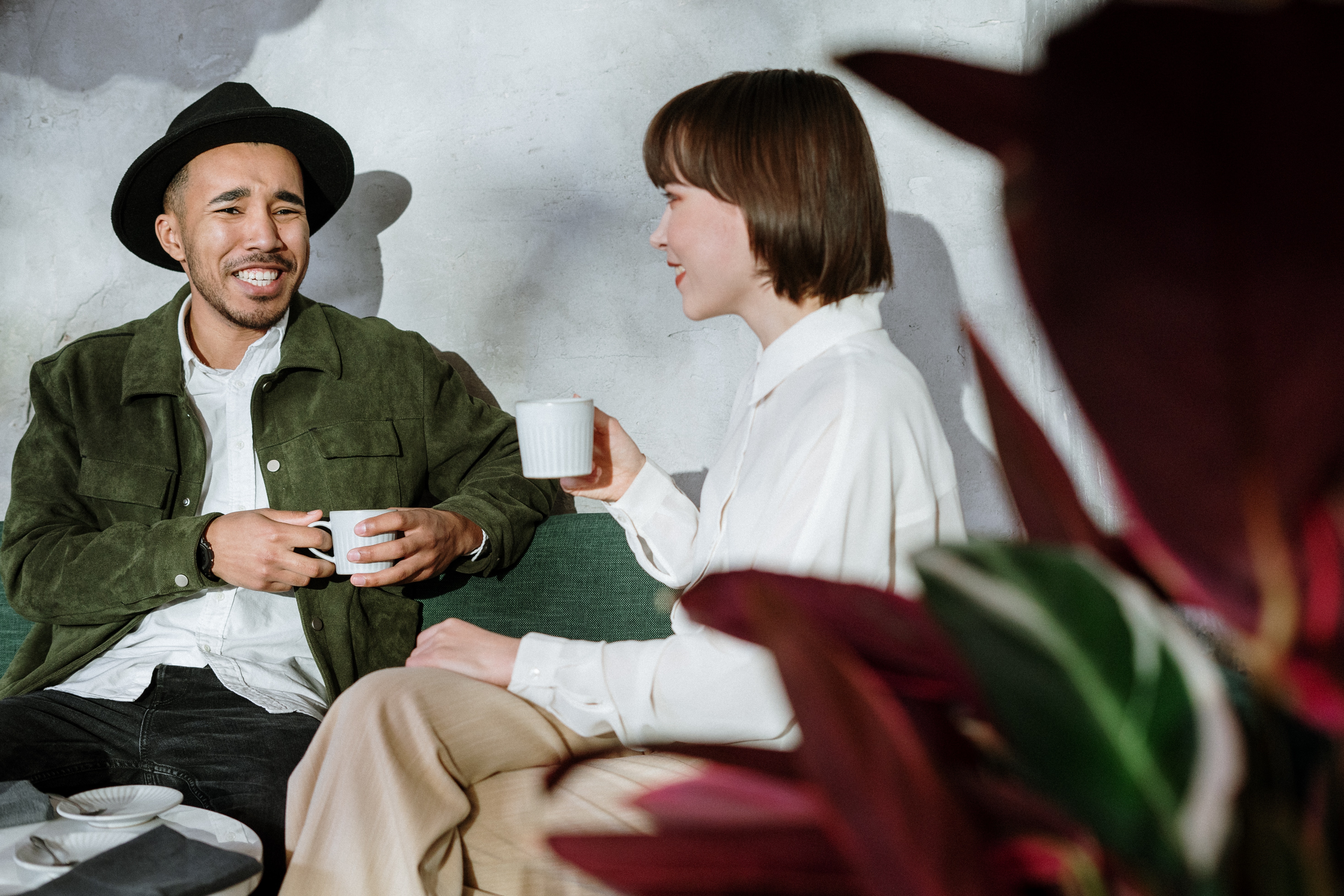 Two individuals talking over coffee. | Source: Pexels