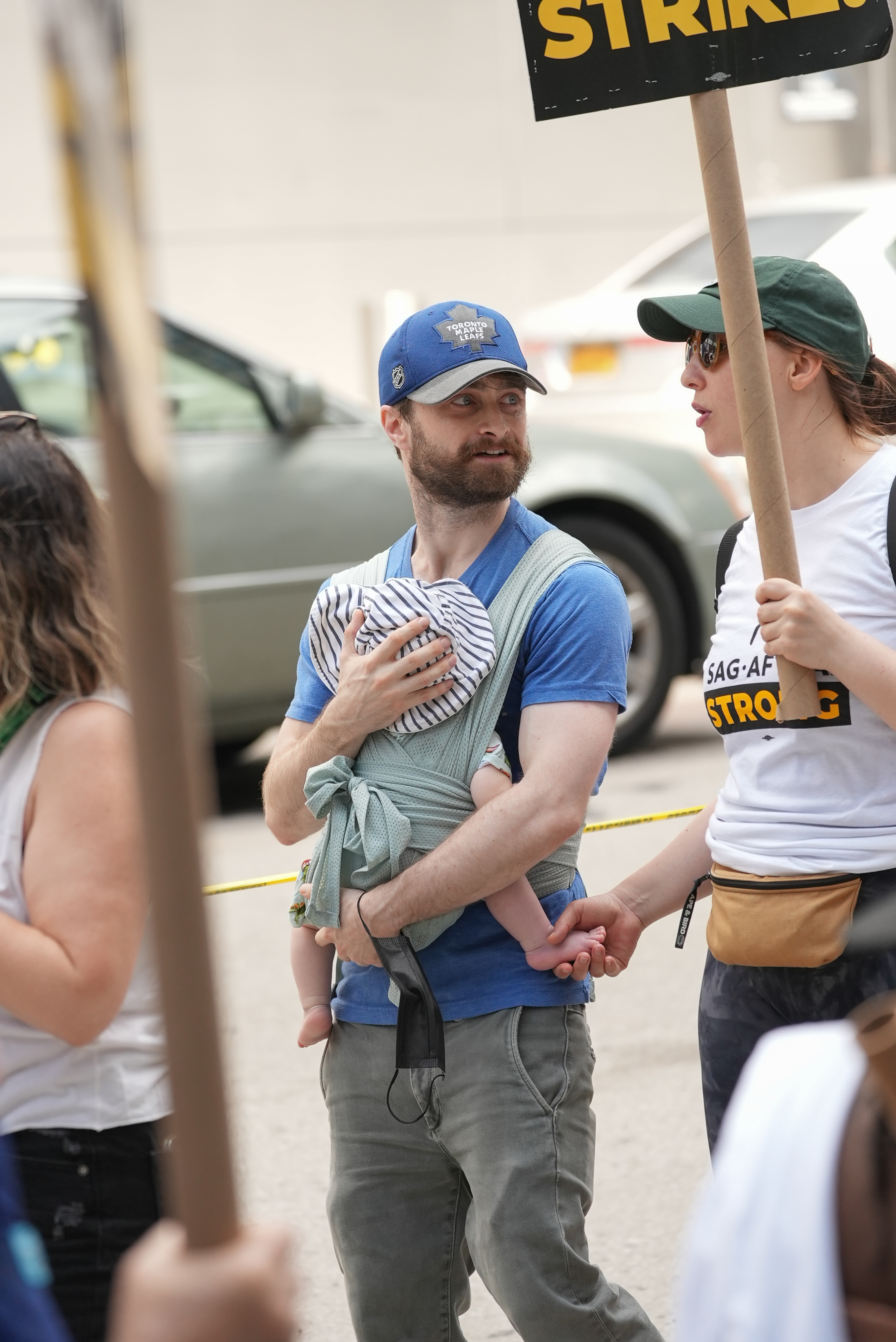 Daniel Radcliffe, Erin Darke and their son in the SAG-AFTRA picket line in New York in July 2023 | Source: Getty Images