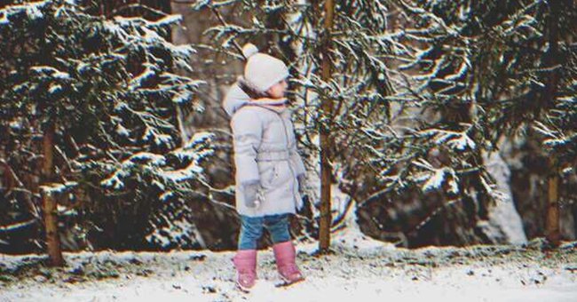 Ein kleines Mädchen hat sich im Wald verirrt. | Quelle: Shutterstock
