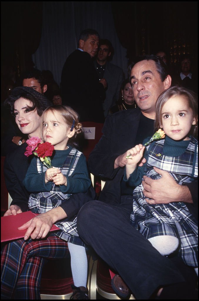 Thierry Ardisson avec sa femme Béatrice et ses filles Manon et Ninon. | Photo : Getty Images