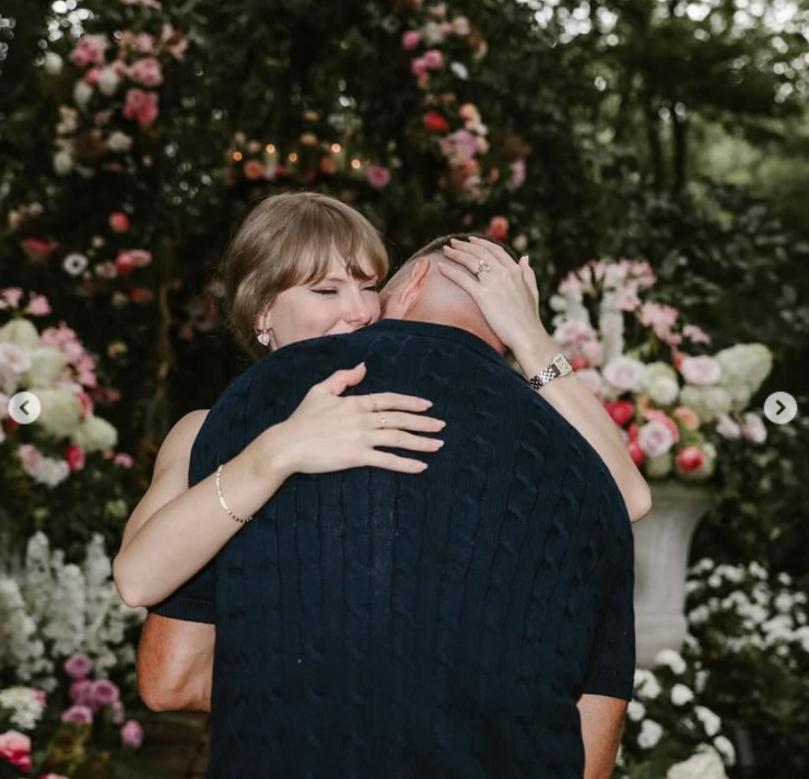 Taylor Swift embraces Travis Kelce in a garden filled with blooms, as posted on August 26, 2025 | Source: Instagram/taylorswift