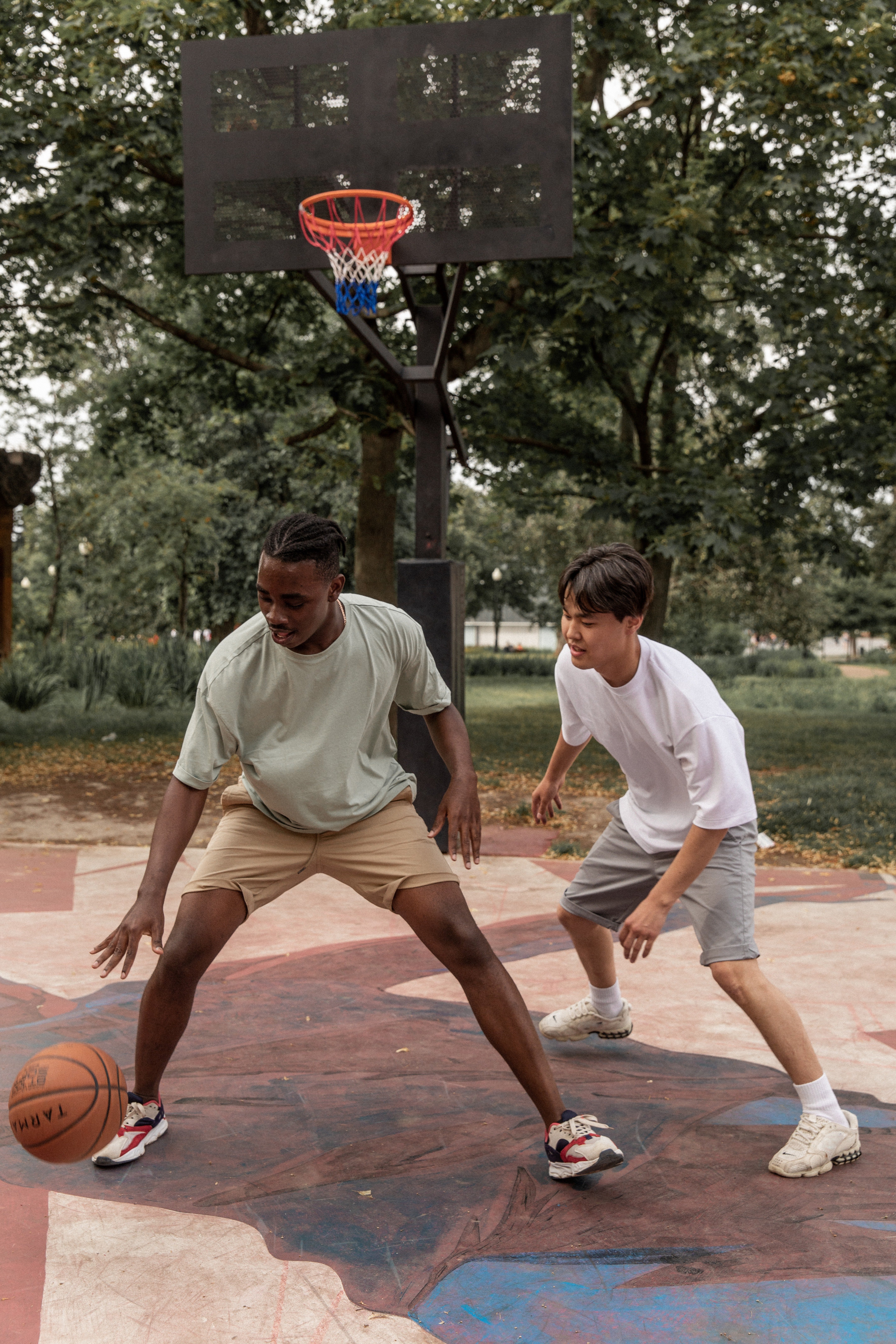 They went to the basketball court right down the street to play with Mia. | Source: Pexels
