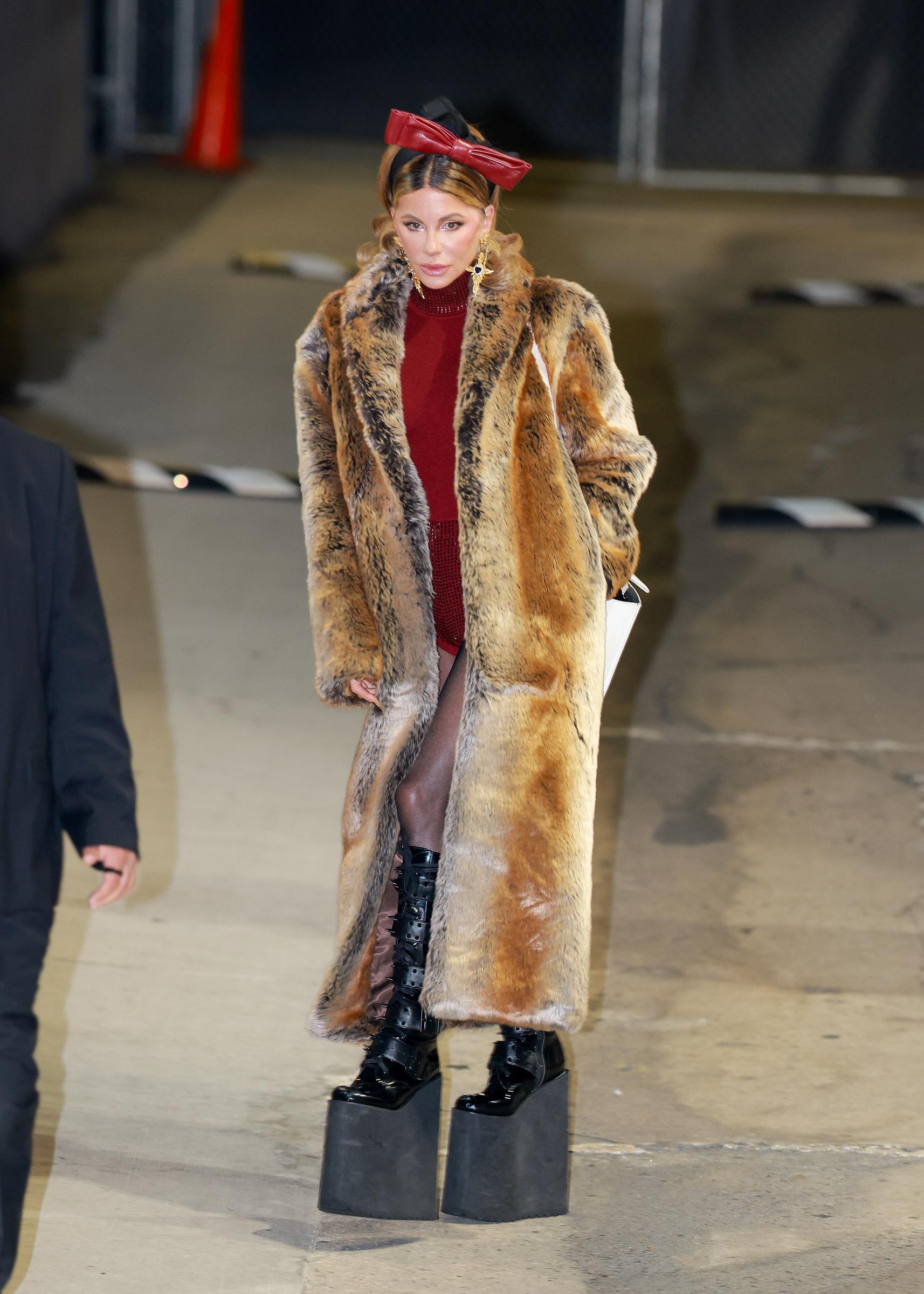 Kate Beckinsale's tall, statuesque figure was highlighted in this photo. While partially obscured by her big clothing, it's also easy to see her slim body, particularly her knees.