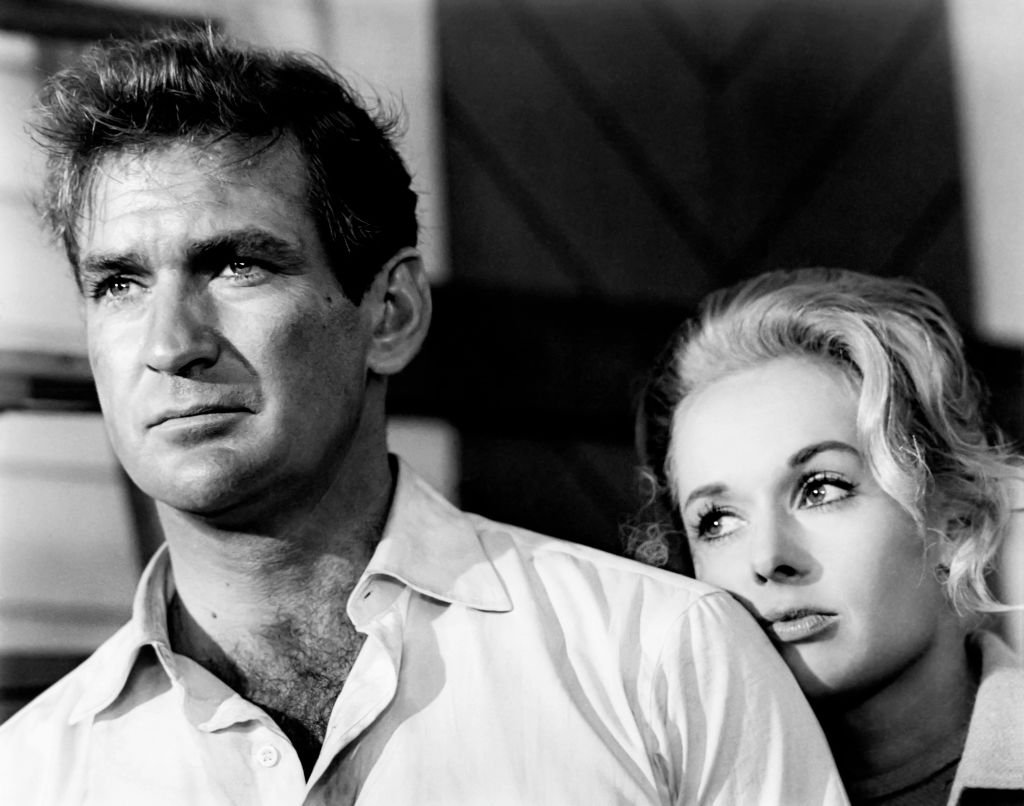 Rod Taylor and Tippi Hedren on the set of 'The Birds' on January 1, 1963 | Photo: Getty Images