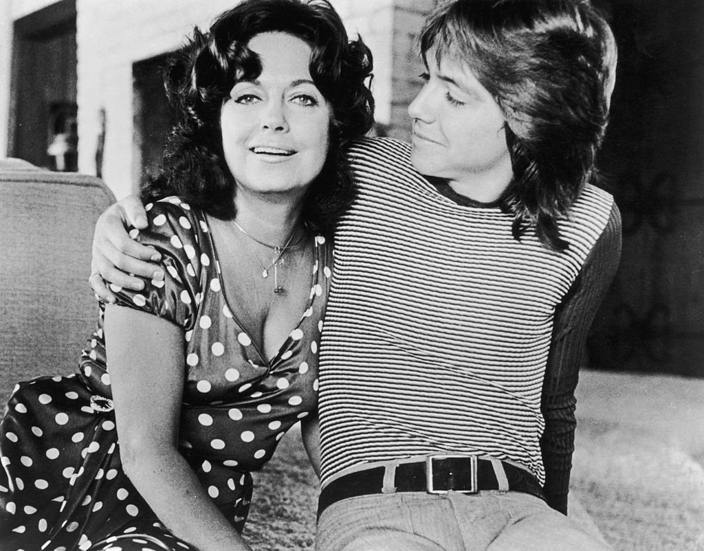 American singer and actor David Cassidy sits with his arm around his mother, actor Evelyn Ward circa 1975. | Photo: Getty Images