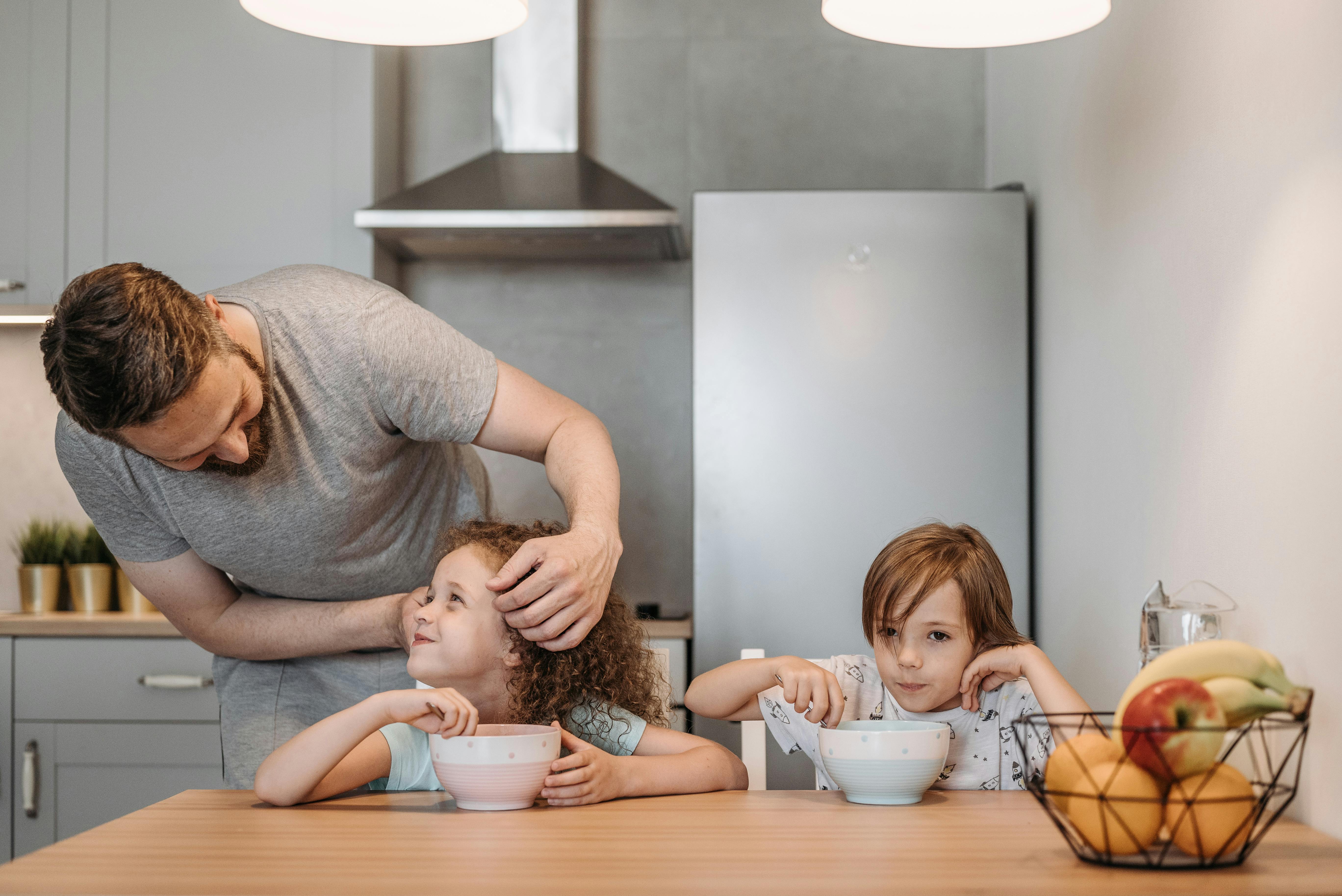 A single dad with his two children | Source: Pexels
