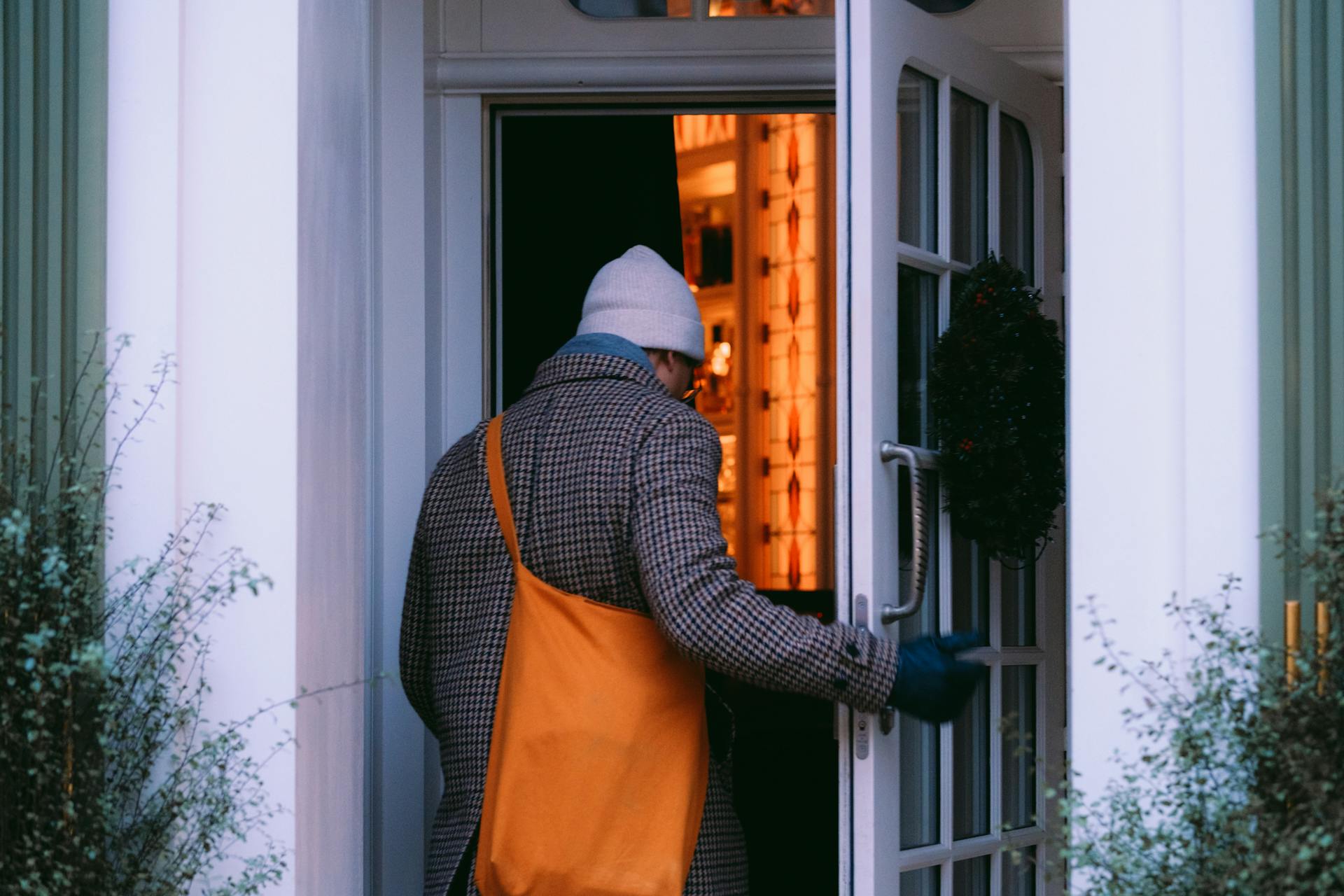 A man entering a house | Source: Pexels