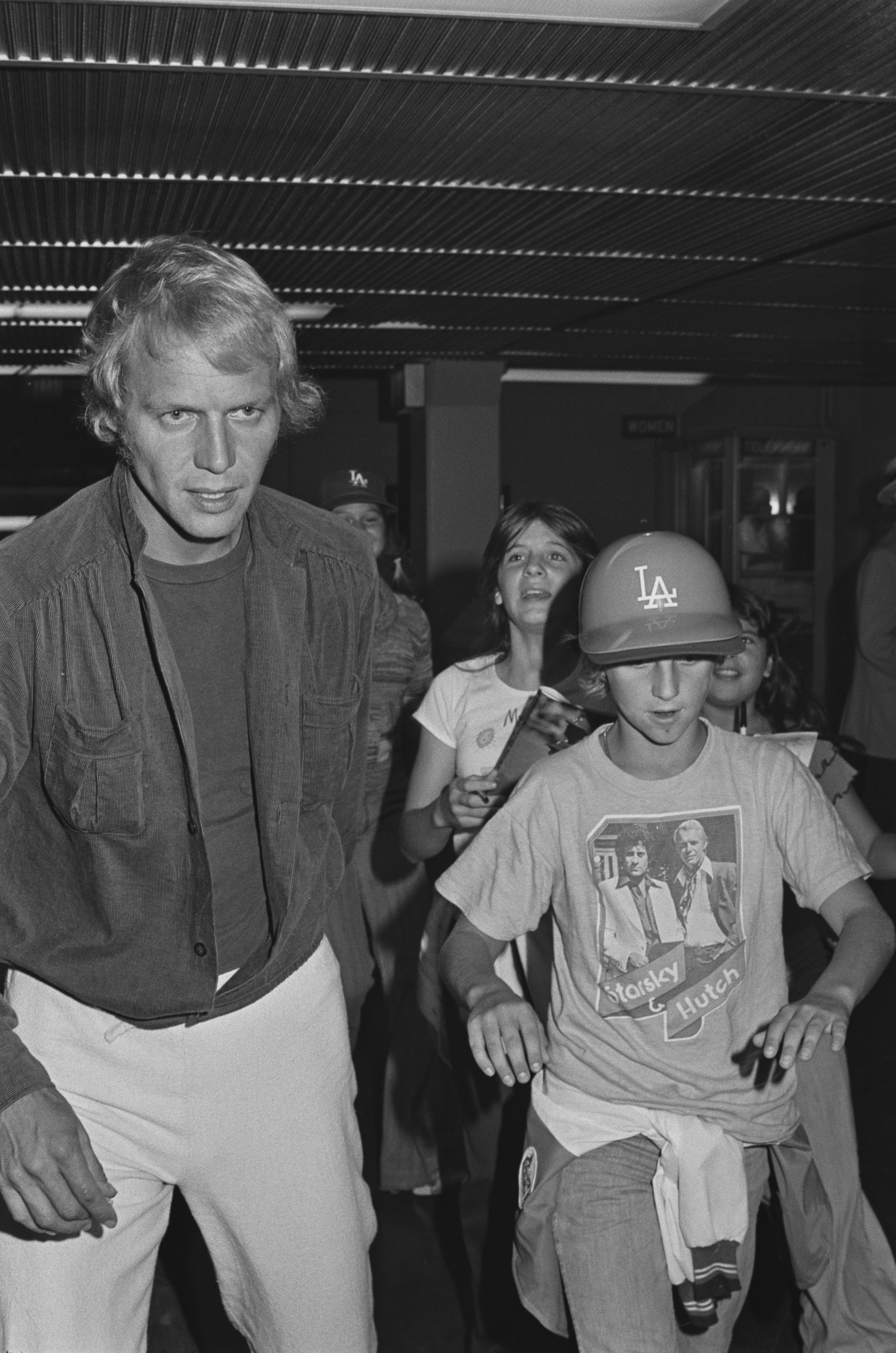 David Soul with sons at a Los Angeles Dodgers versus celebrities baseball game in Los Angeles, USA, on August 21, 1976 | Source: Getty Images