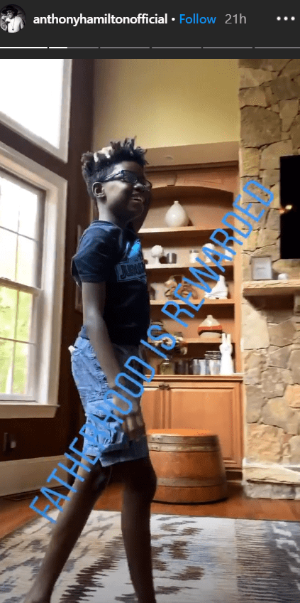 Anthony Hamilton shared a photo on his son Nolan Anthony Hamilton standing in their living room | Source: Instagram.com/anthonyhamiltonofficial