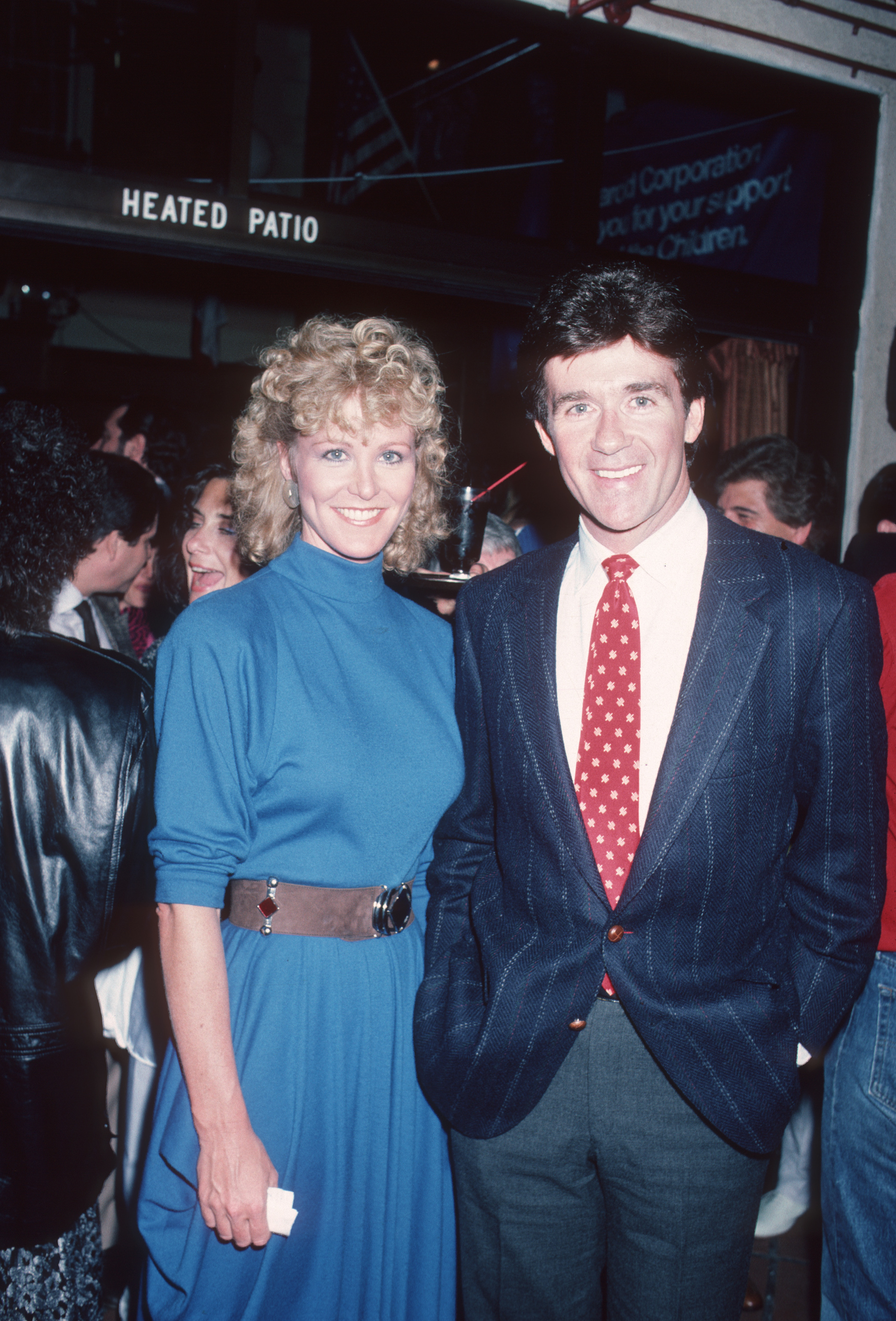 The actress poses with her on-screen husband on April 1, 1986 | Source: Getty Images