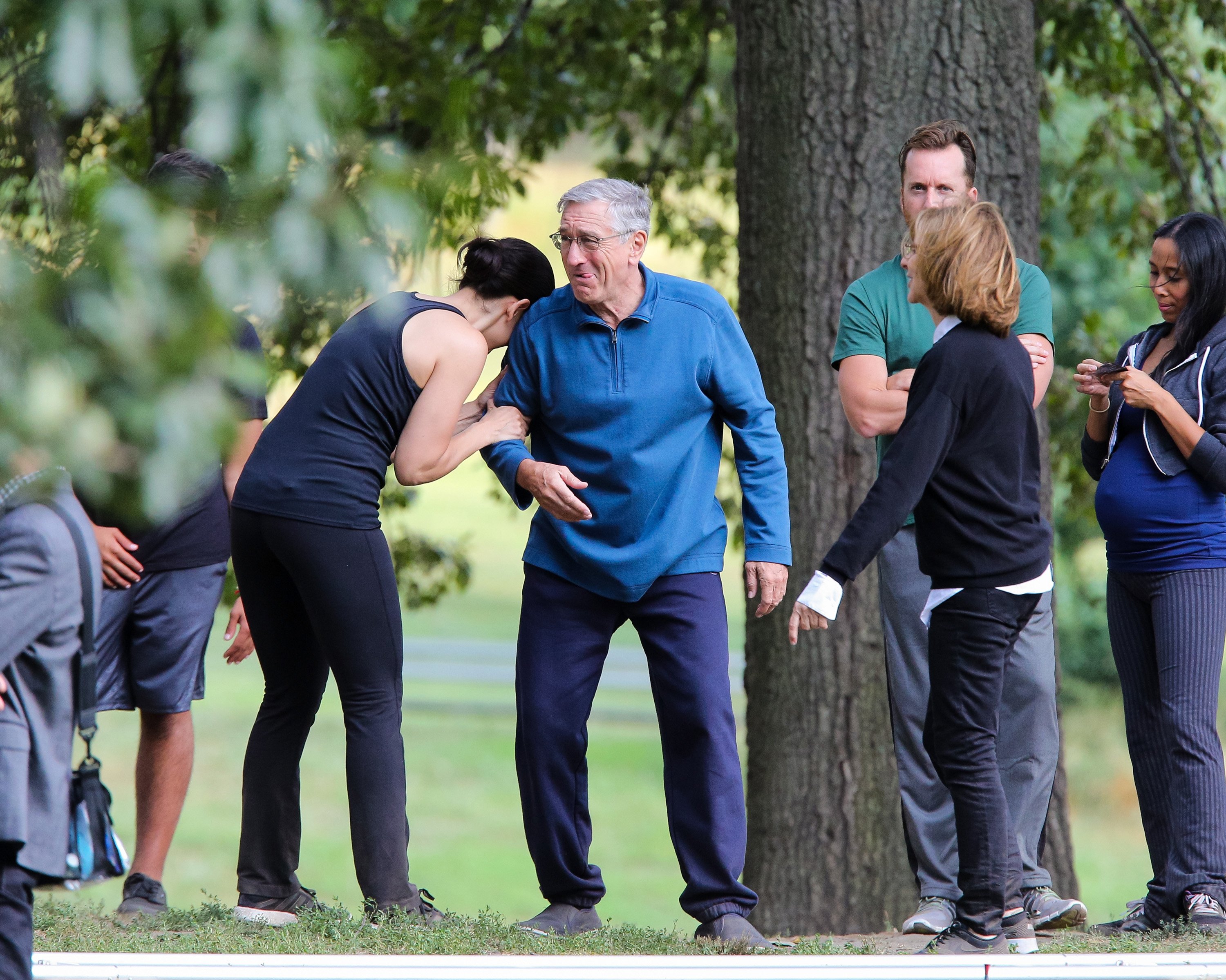 Robert De Niro macht Tai Chi am Set von "The Intern" im Prospect Park am 10. September 2014 im New Yorker Stadtteil Brooklyn | Quelle: Getty Images