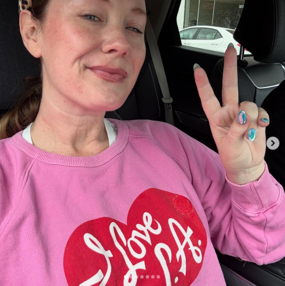 Elizabeth Hanks poses for a selfie, dated May 2025 | Source: Instagram/eahanks