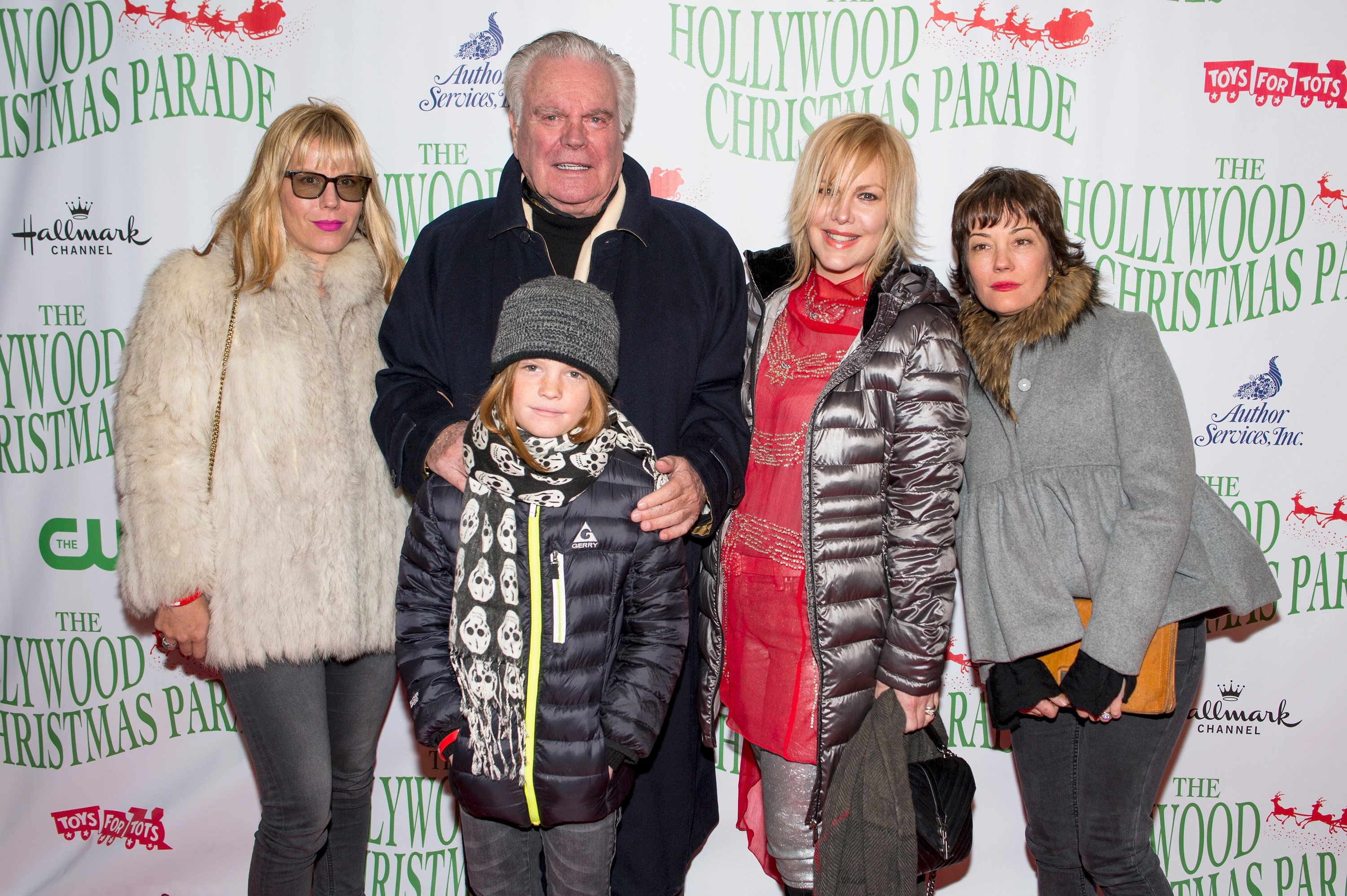 Robert Wagner with daughters Katie Wagner and Natasha Gregson Wagner and family attending the 85th Annual Hollywood Christmas Parade on November 27, 2016 in Hollywood, California ┃Source: Getty Images