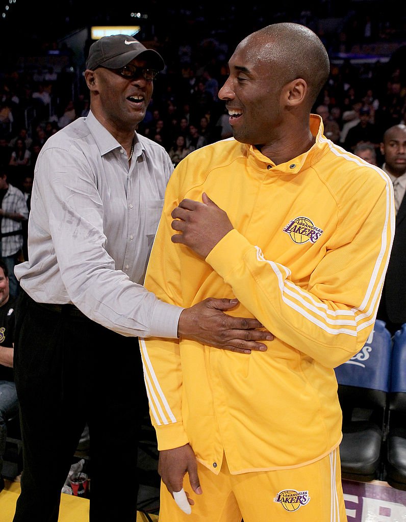 Kobe Bryant #24 of the Los Angeles Lakers laughs with father Joe Jelly Bean Bryant before playing the Oklahoma City Thunder on April 20, 2010 | Photo: Getty Images