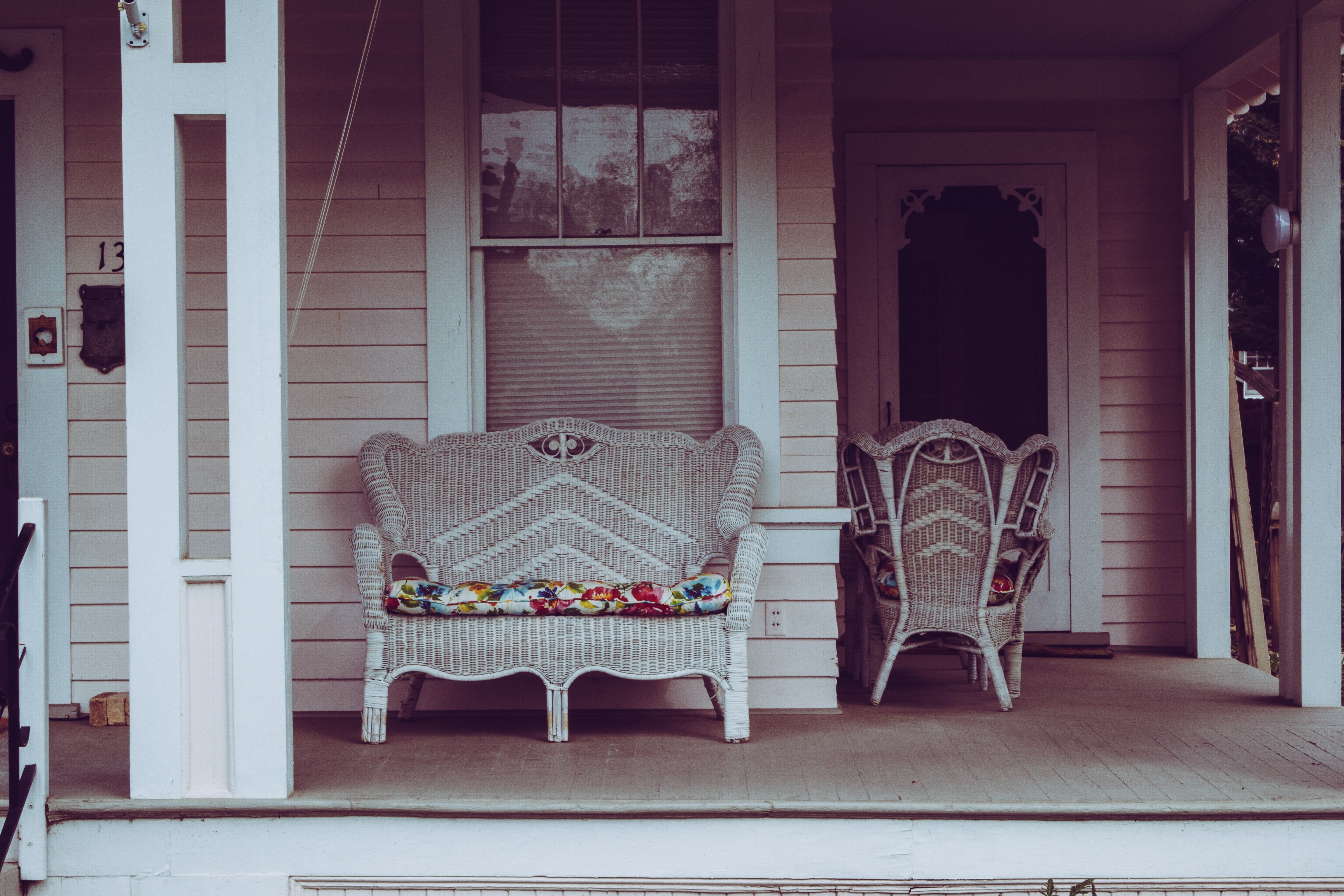  A white wicker padded bench | Photo: Pexels 