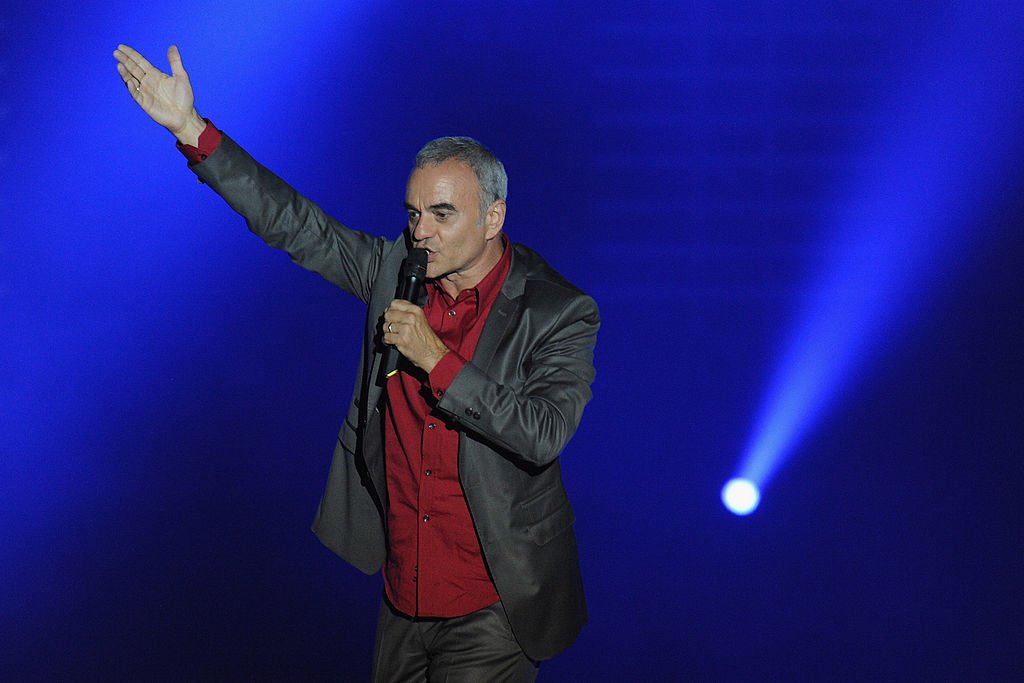 Le chanteur Jean-Pierre Mader se produit sur scène lors du gala d'été de charité pour Fight Aids Monaco le 17 juillet 2009 à Monaco, Monaco. | Photo : Getty Images