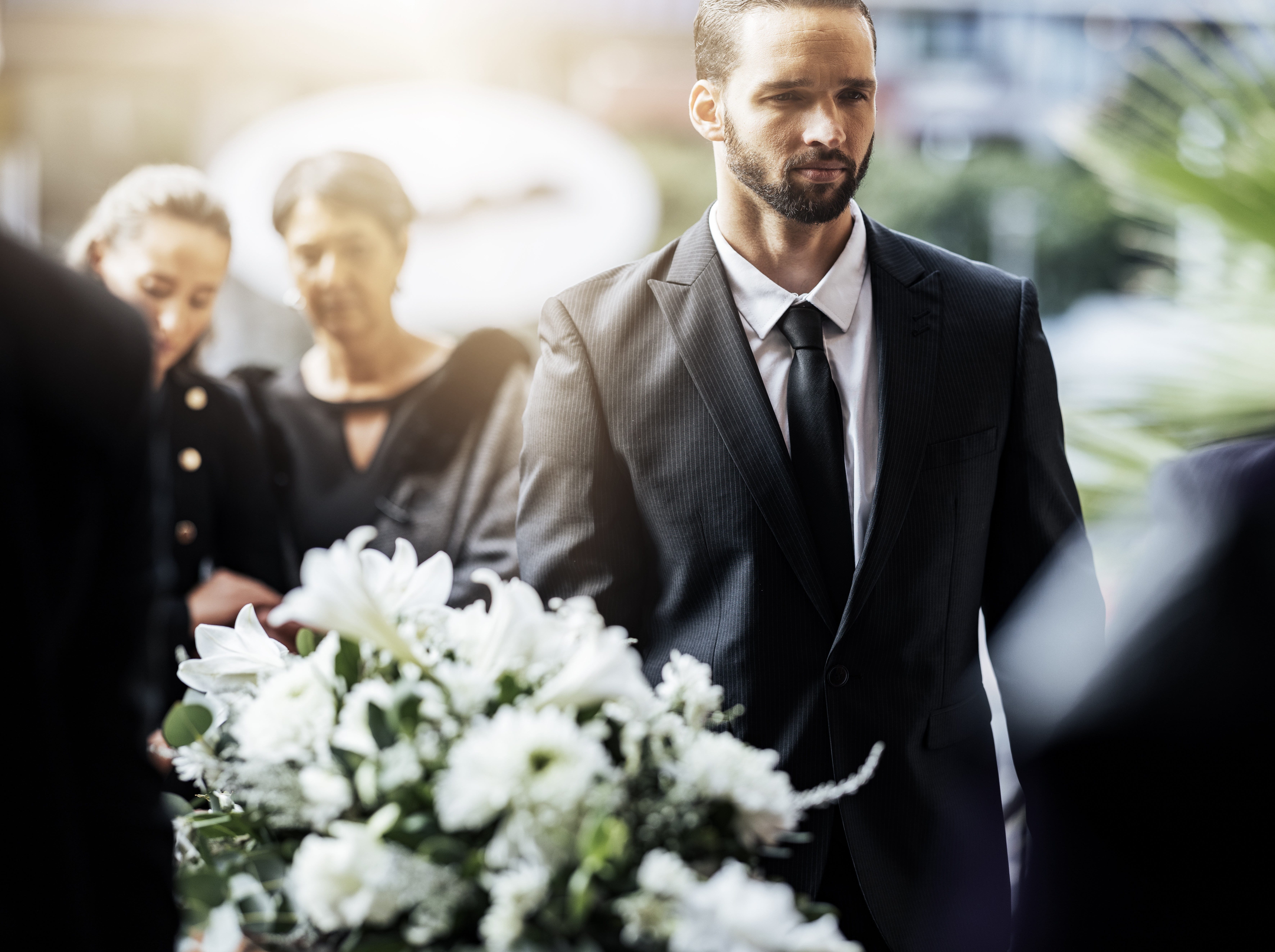 Ein Mann bei einer Beerdigung | Quelle: Shutterstock