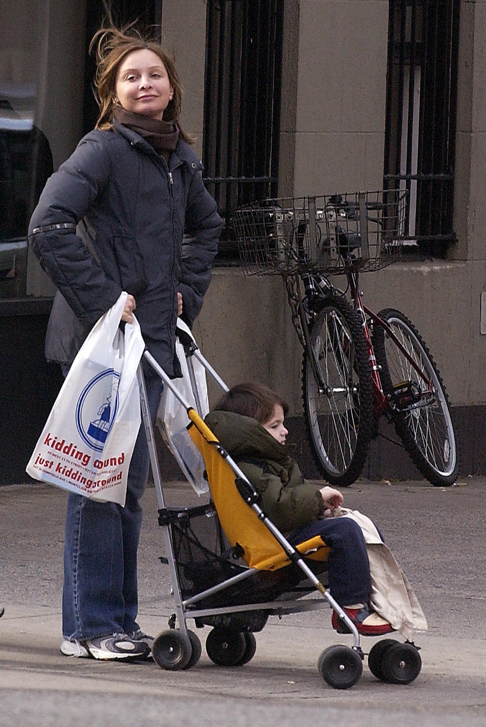 Calista Flockhart and son Liam in New York City on November 27, 2004 | Source: Getty Images