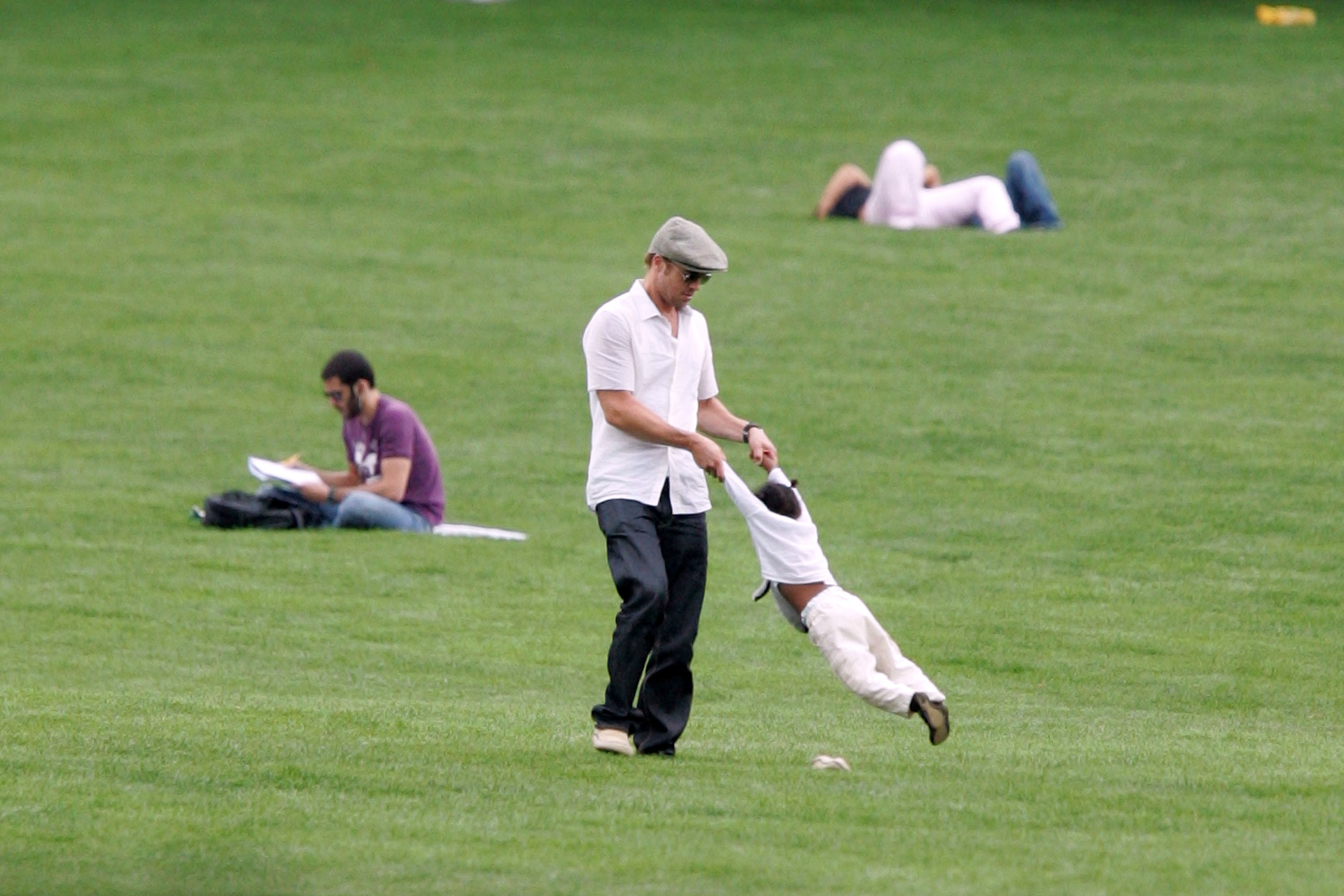 Brad Pitt playing with his daughter Zahara Jolie-Pitt at Central Park on August 28, 2007 in New York City | Source: Getty Images