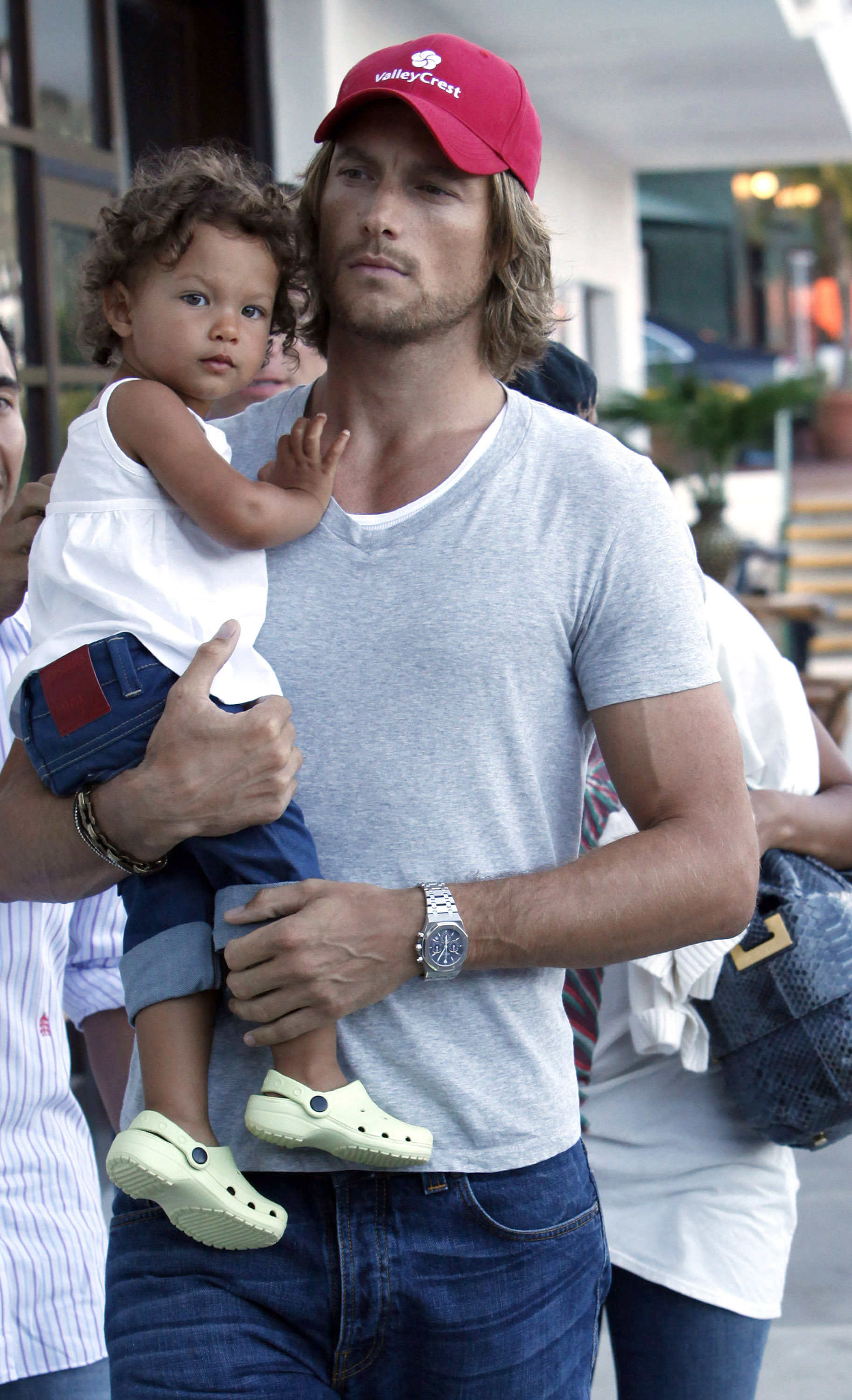 Nahla Ariela Aubry with her dad Gabriel Aubry seen on August 23, 2009 | Source: Getty Images