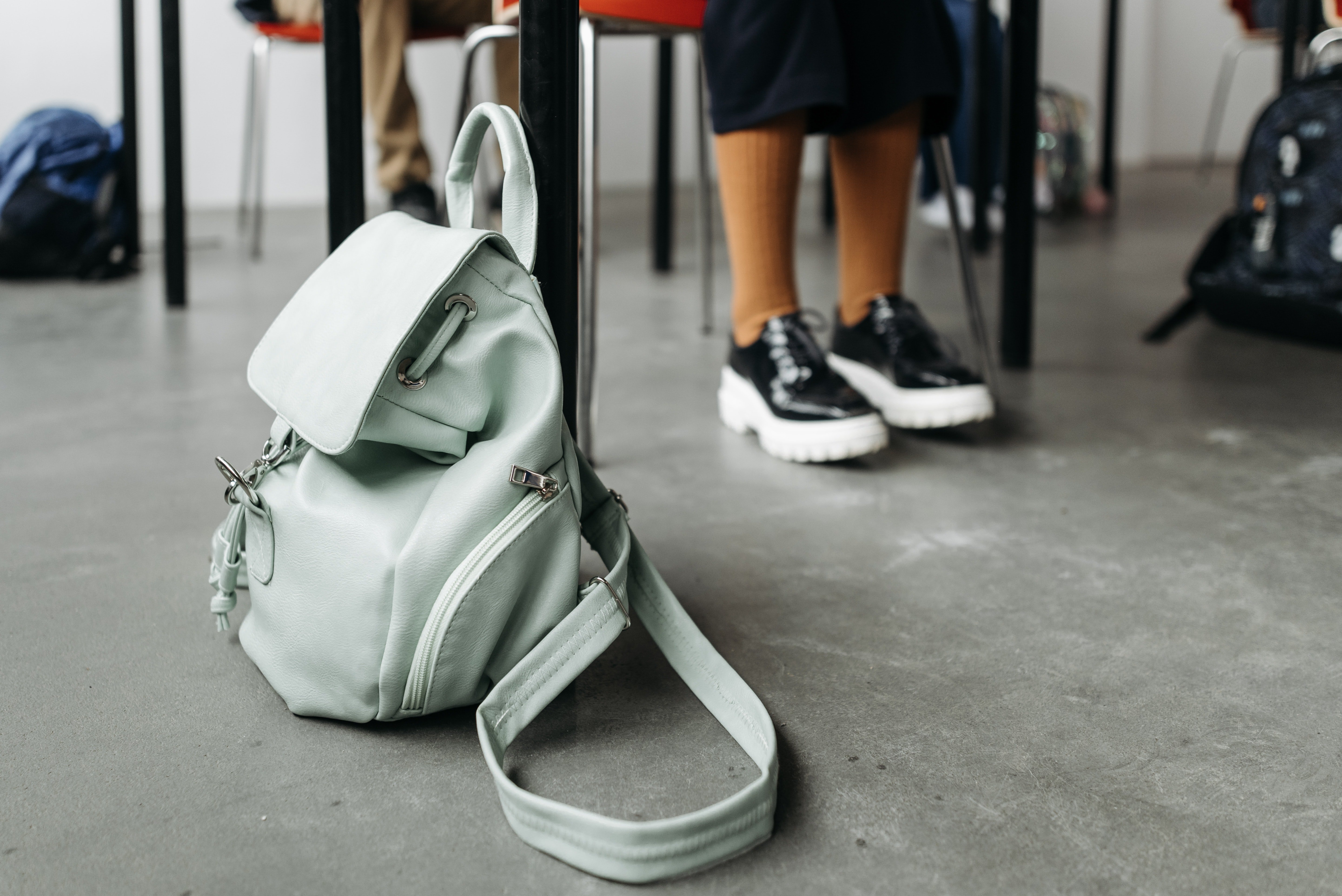 The teacher hated a cluttered aisle & often kicked the students' belongings | Photo: Pexels