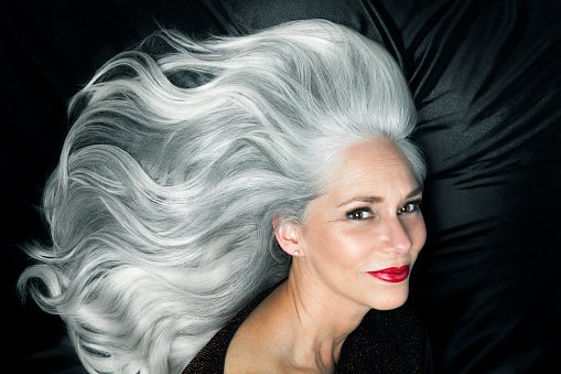Une femme avec ses longs cheveux gris argentés, brillants, ondulés. | Photo : Getty Images Une femme avec ses longs cheveux gris argentés, brillants, ondulés. | Photo : Getty Images