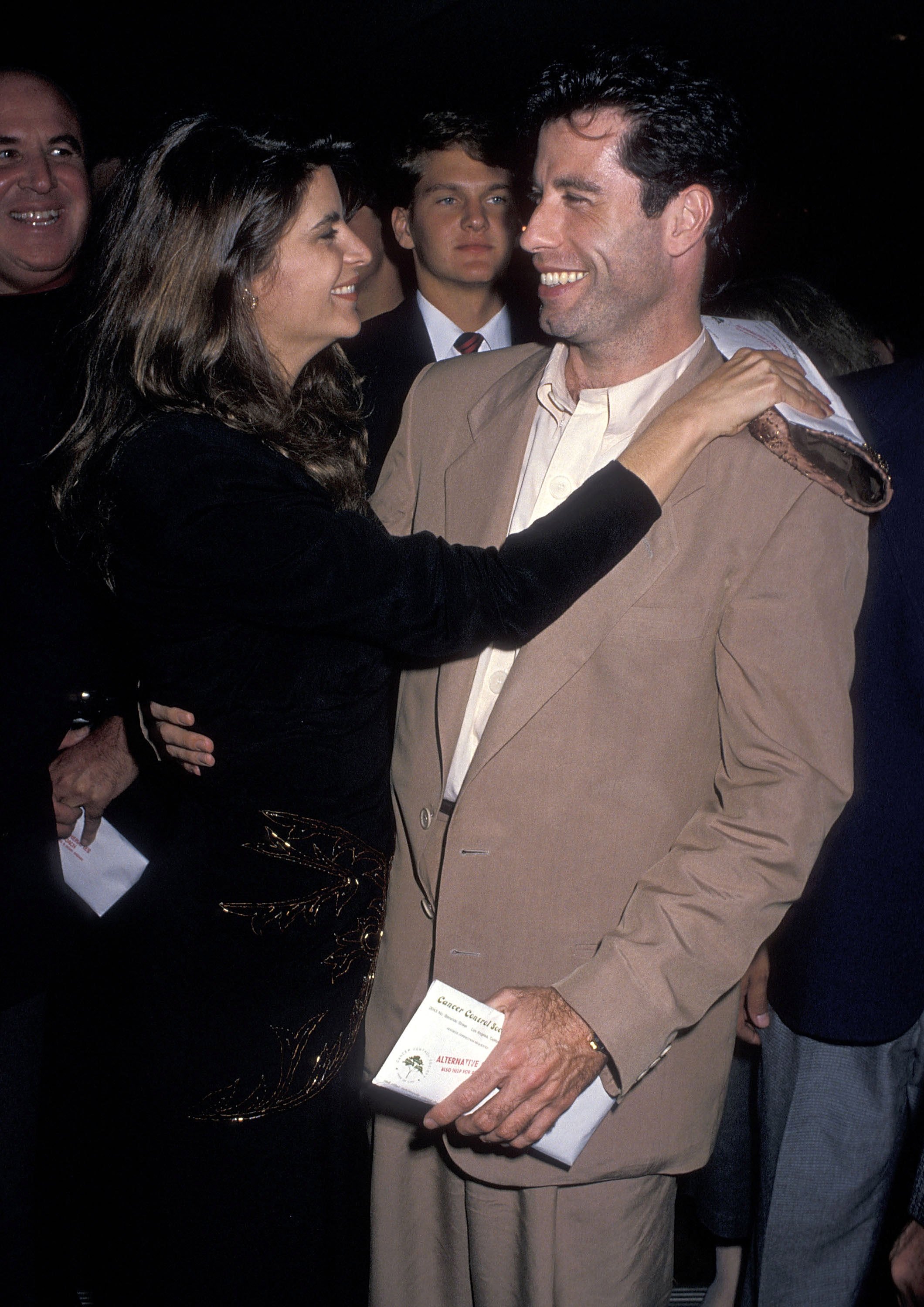 Kirstey Alley y John Travolta asisten al estreno de 'Look Who's Talking' en Beverly Hills el 12 de octubre de 1989 en la Academia de Artes y Ciencias Cinematográficas de Beverly Hills | Foto: Getty Images