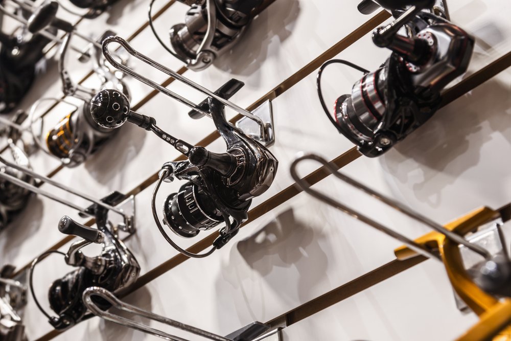 A photo of different fishing reels in the window of a fishing store. | Photo: Shutterstock.