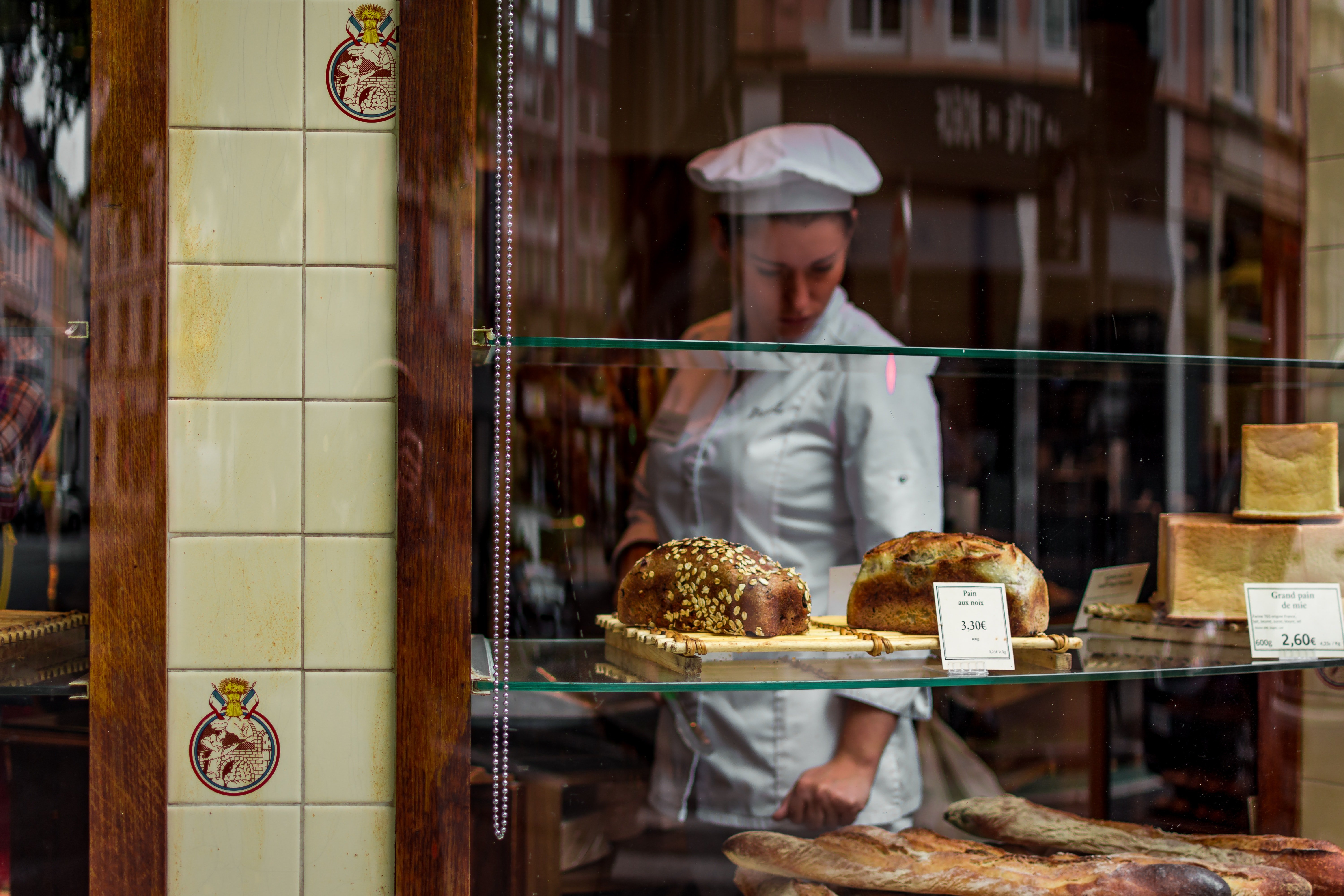 Woman takes a look at the baked samples to ensure they are flawless | Photo: Pexels