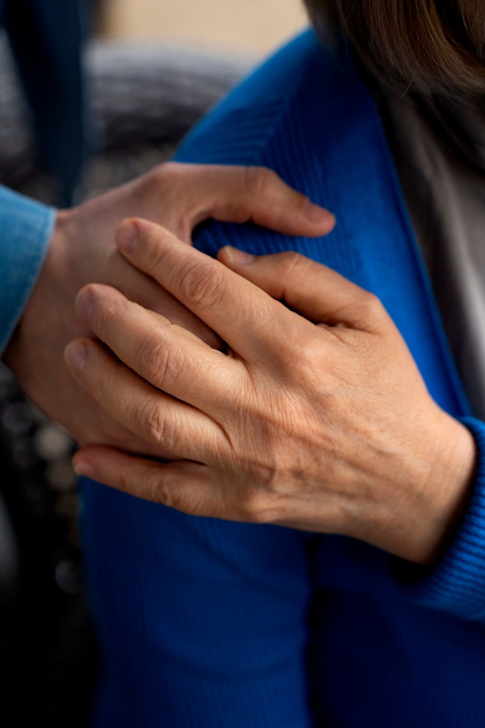 A man comforting an older person | Source: Freepik
