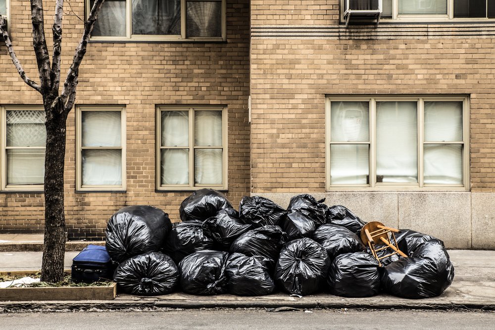 Bolsas de basura en la calle. | Foto: Shutterstock