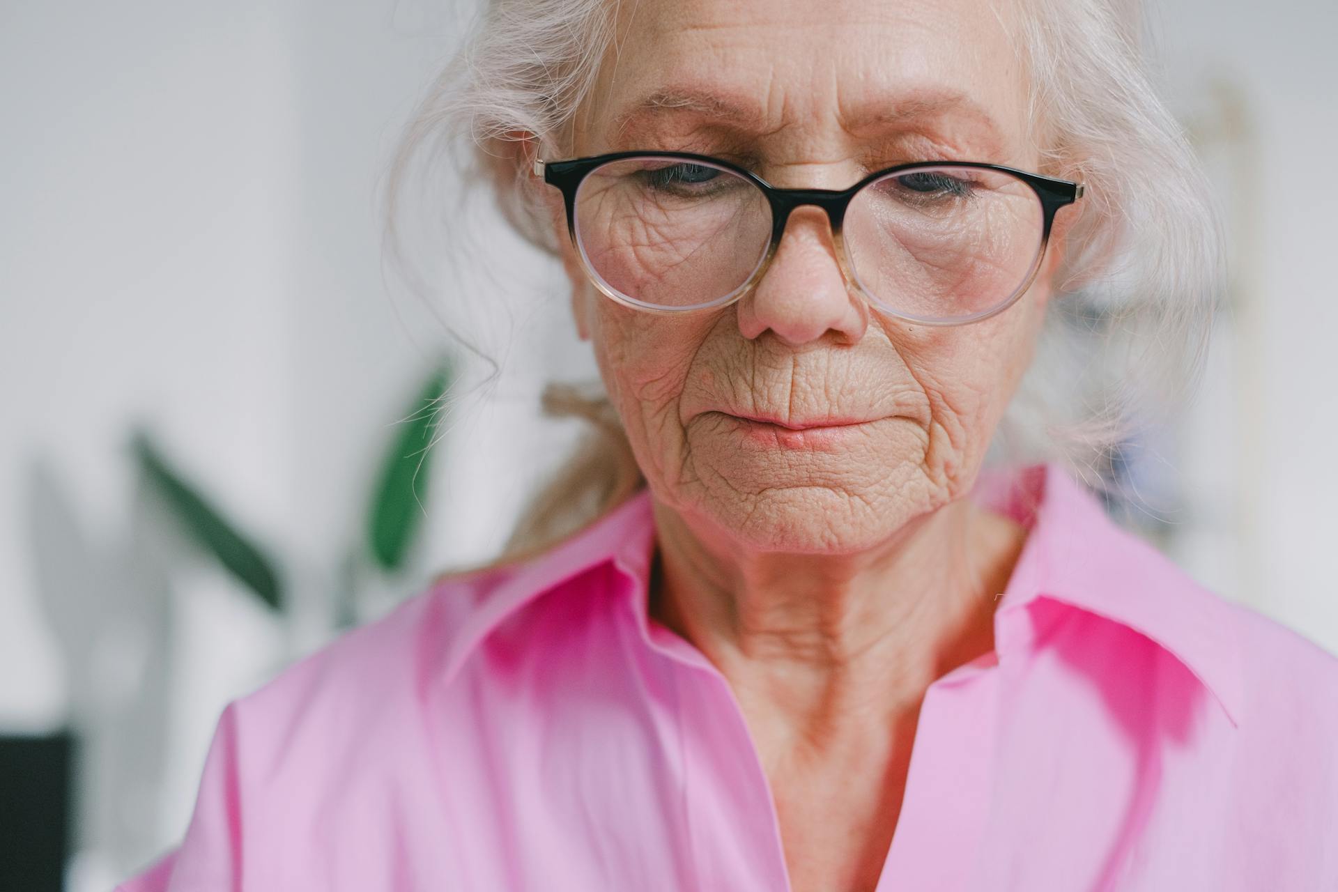 An old woman looking down | Source: Pexels