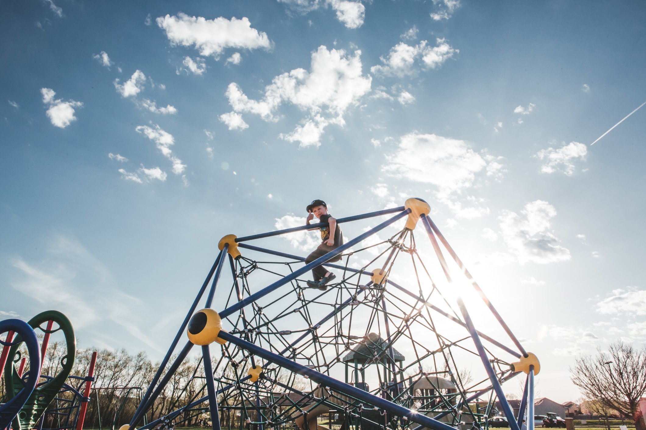 Junge auf dem Spielplatz-Klettergerüst I Quelle: Getty Images