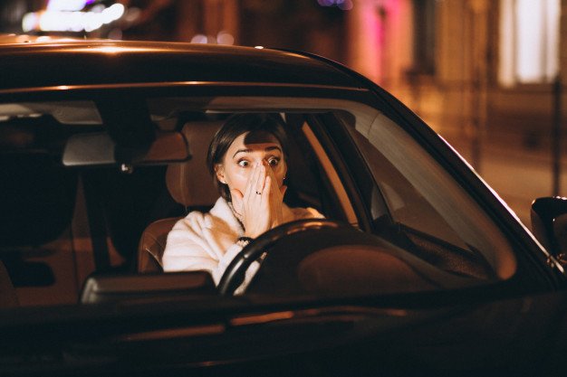 Mujer sorprendida al volante. │Foto: Freepik 