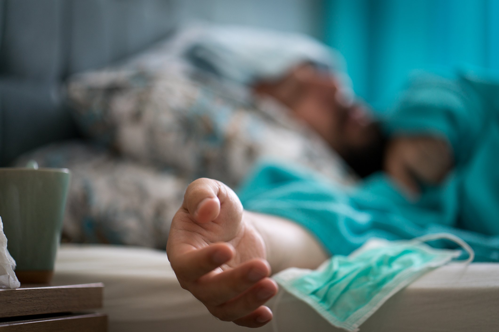 Hand des kranken Mannes im Bett I Quelle: Getty Images