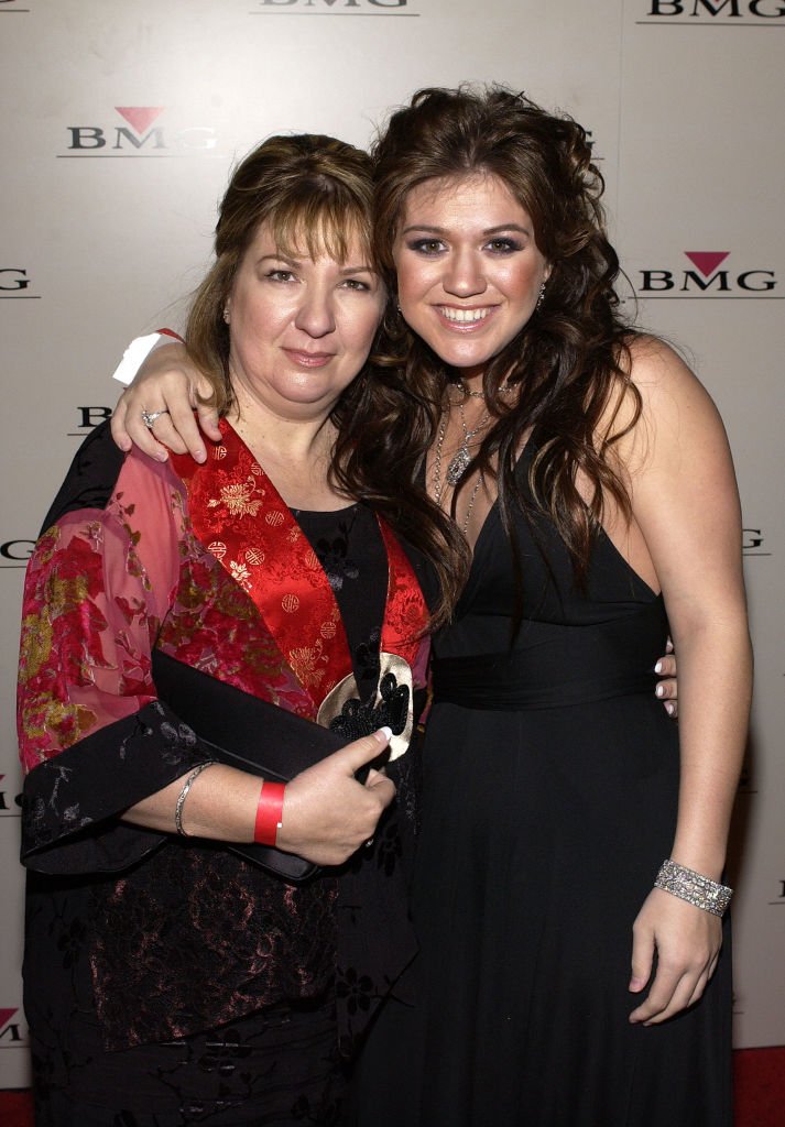 Kelly Clarkson and her mom Jeanne at the BMG Post-Grammy Party following the 46th Annual Grammy Awards on February 8, 2004, in Hollywood | Photo: Getty Images