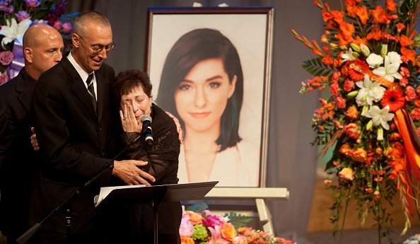 Christina Grimmie's parents Bud Grimmie and Tina Grimmie speak at her memorial service on June 17, 2016 | Photo: Getty Images