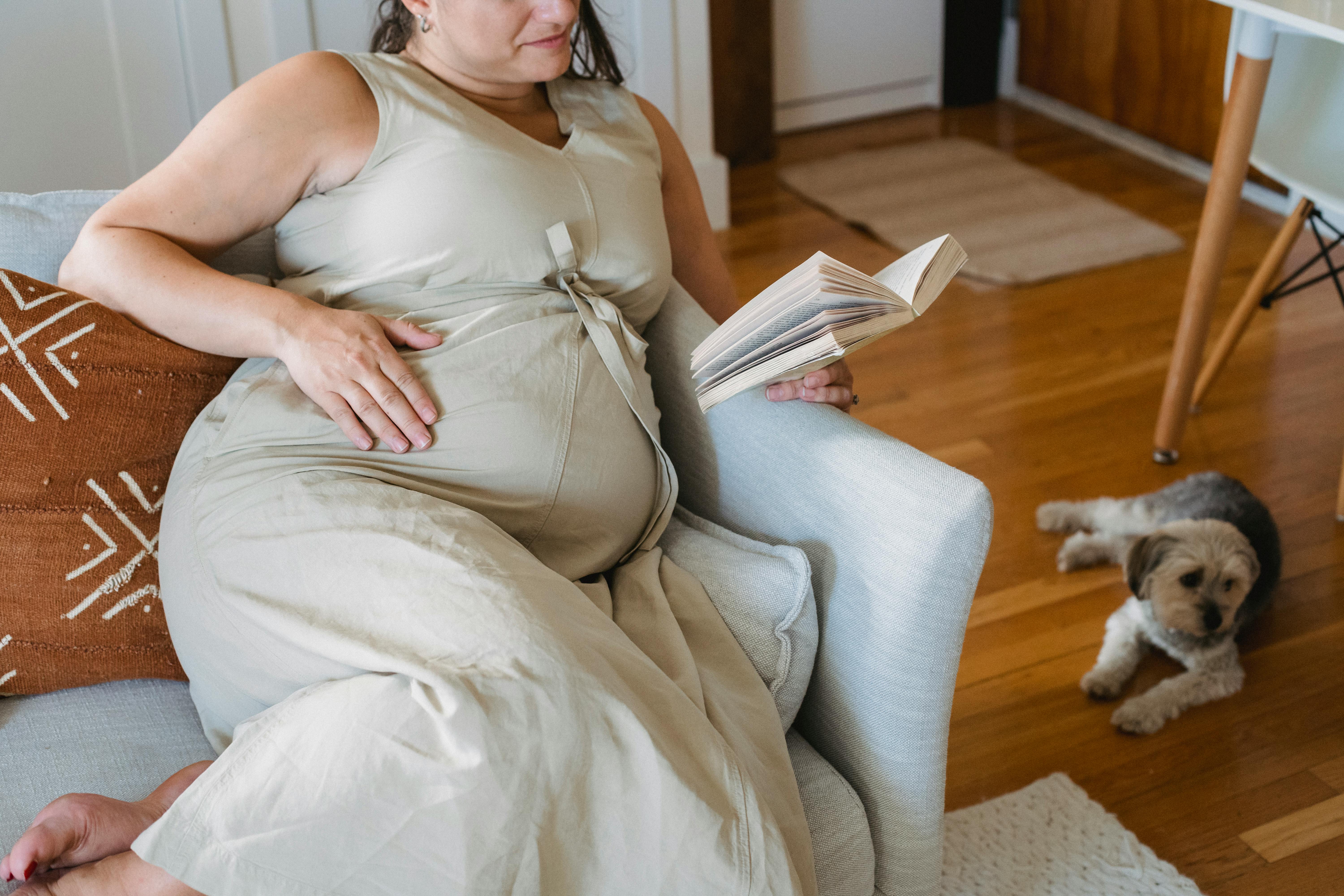A pregnant woman reading a book | Source: Pexels