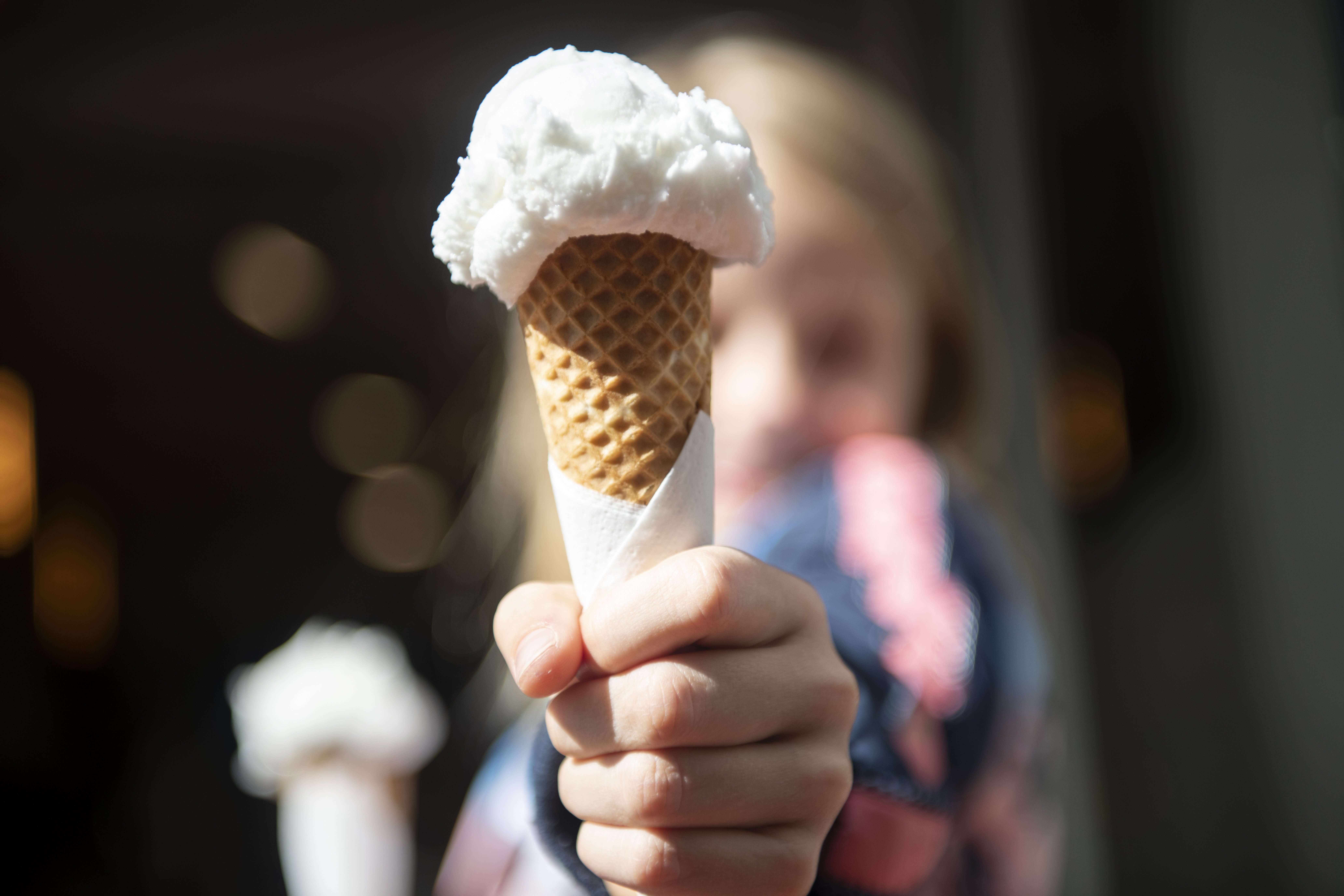 Niña mostrando un cono de helado. | Foto: Getty Images